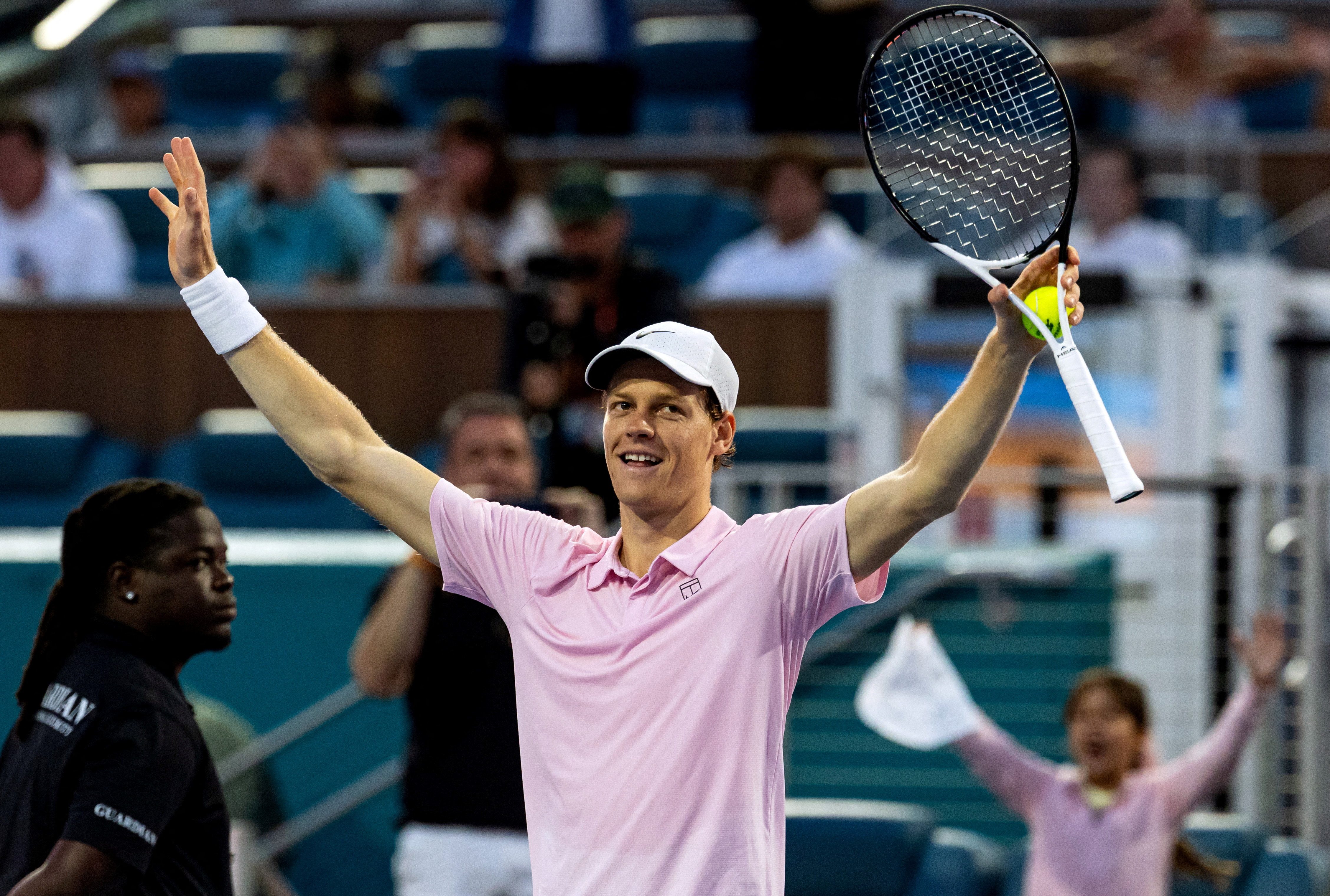 Miami Açık finalinde Jiri Lehecka'yı 2-0 yenen Jannik Sinner, şampiyon