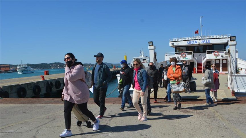 Yunanistan'ın Midilli Adası'nda çiftçilerin düzenlediği protesto sırasında liman girişini kapatması