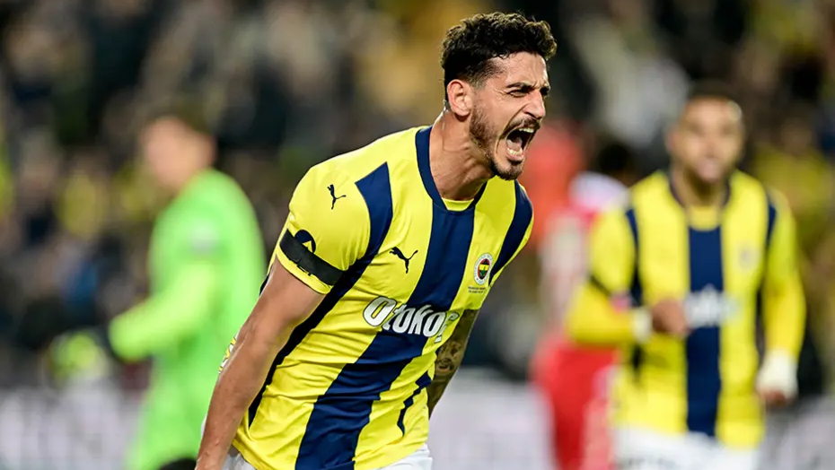 Daha önce Fenerbahçe'de forma giyen milli futbolcu Samet Akaydin, eski