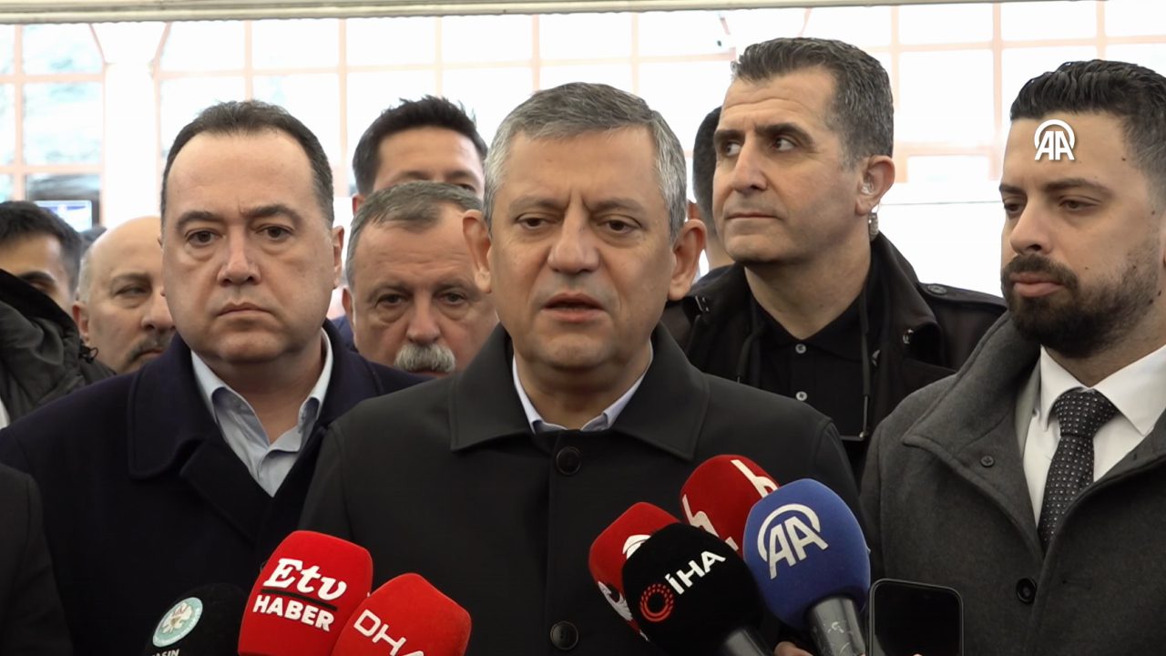 CHP Genel Başkanı Özgür Özel, İran'ın geleceğine İranlıların karar vereceğini