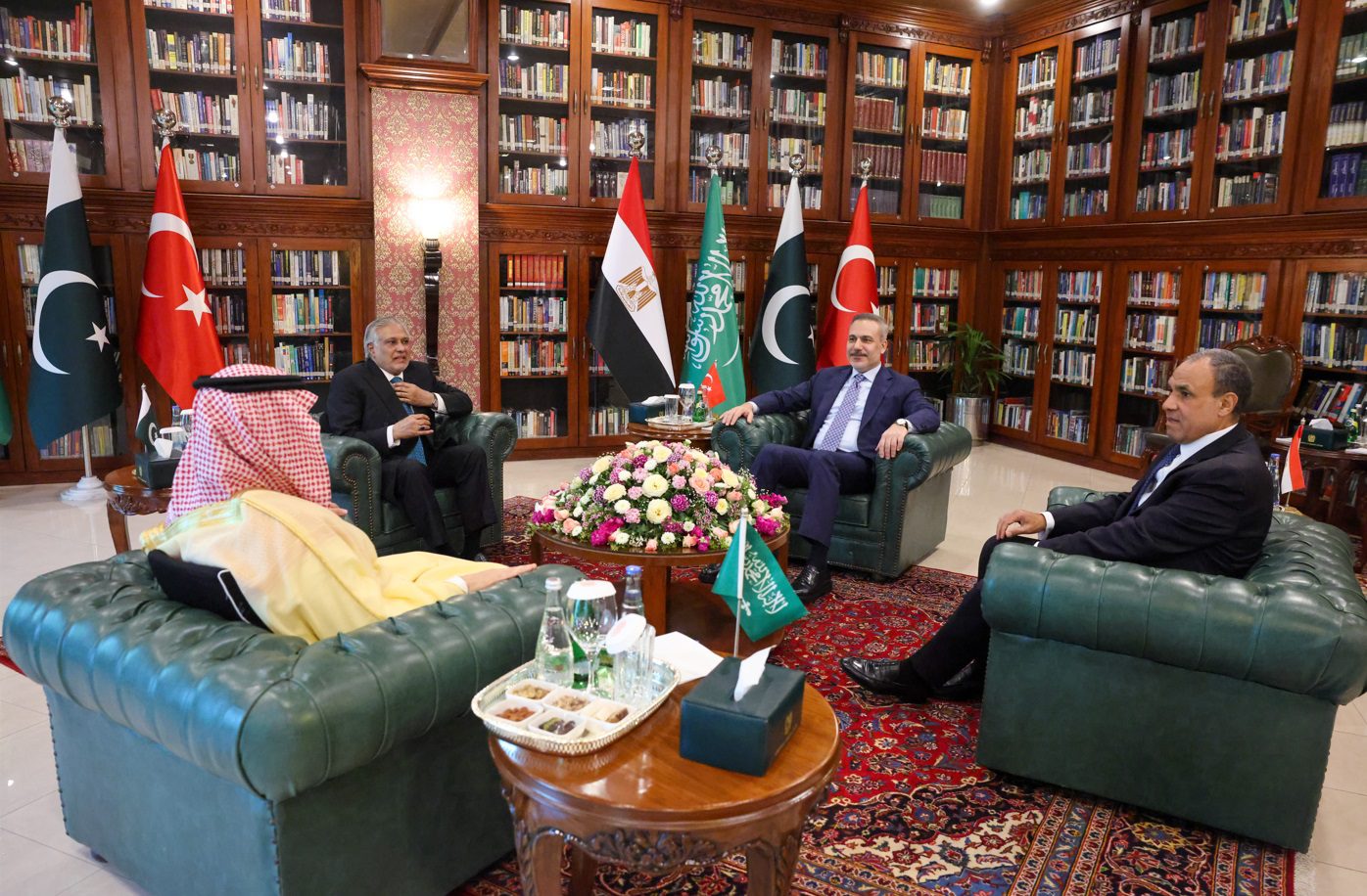 Pakistan'ın başkenti İslamabad, Türkiye, Mısır ve Suudi Arabistan dışişleri bakanlarının