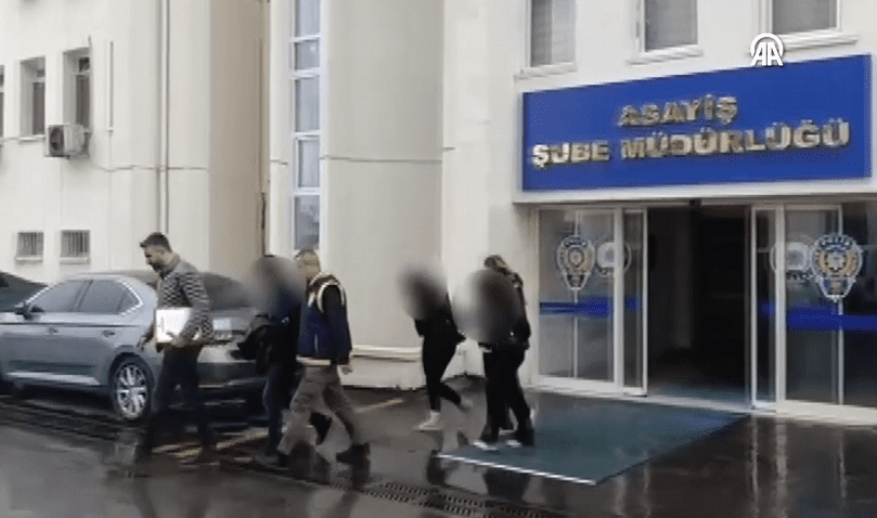 Başkentte sosyal medyadan tanıştıkları kişilere. çağırdıkları restoranda zorla fahiş hesap
