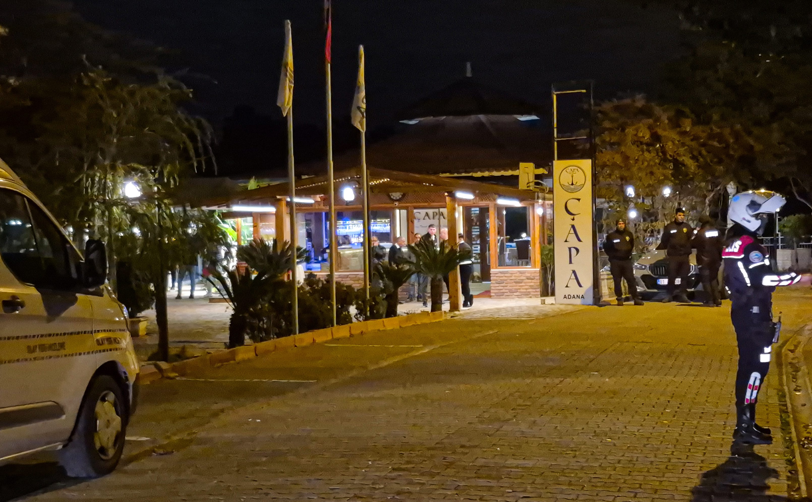 Adana'da bir restoranda tartışan iki kişi birbirlerine silahla ateş açtı.