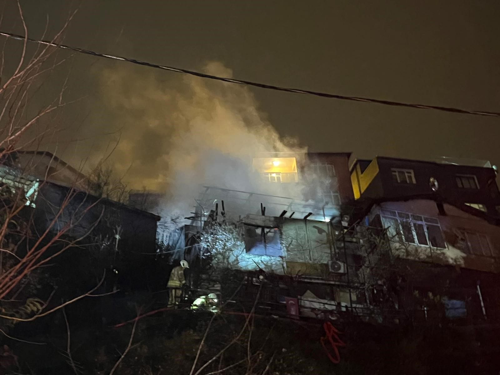 Sarıyer’de iki gecekonduda çıkan yangında anne ve iki çocuğunun da