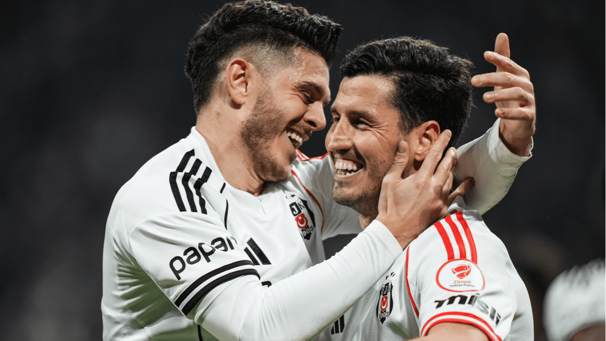 Beşiktaş'ta Salih Uçan takımının attığı dört golden birine imza attı.