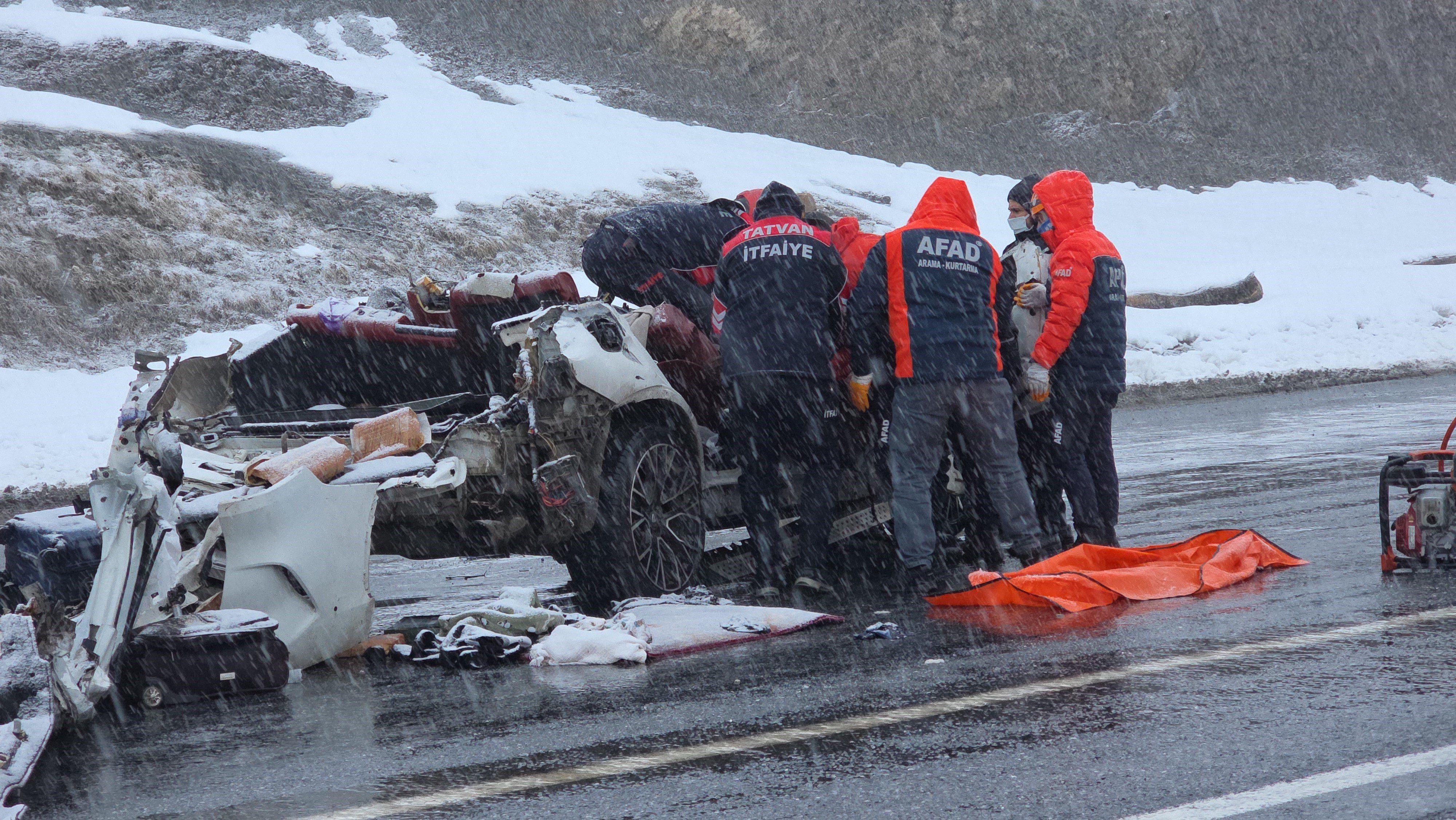 Bitlis-Van karayolunda TIR ile otomobilin çarpıştığı kazada ağır yaralan 6