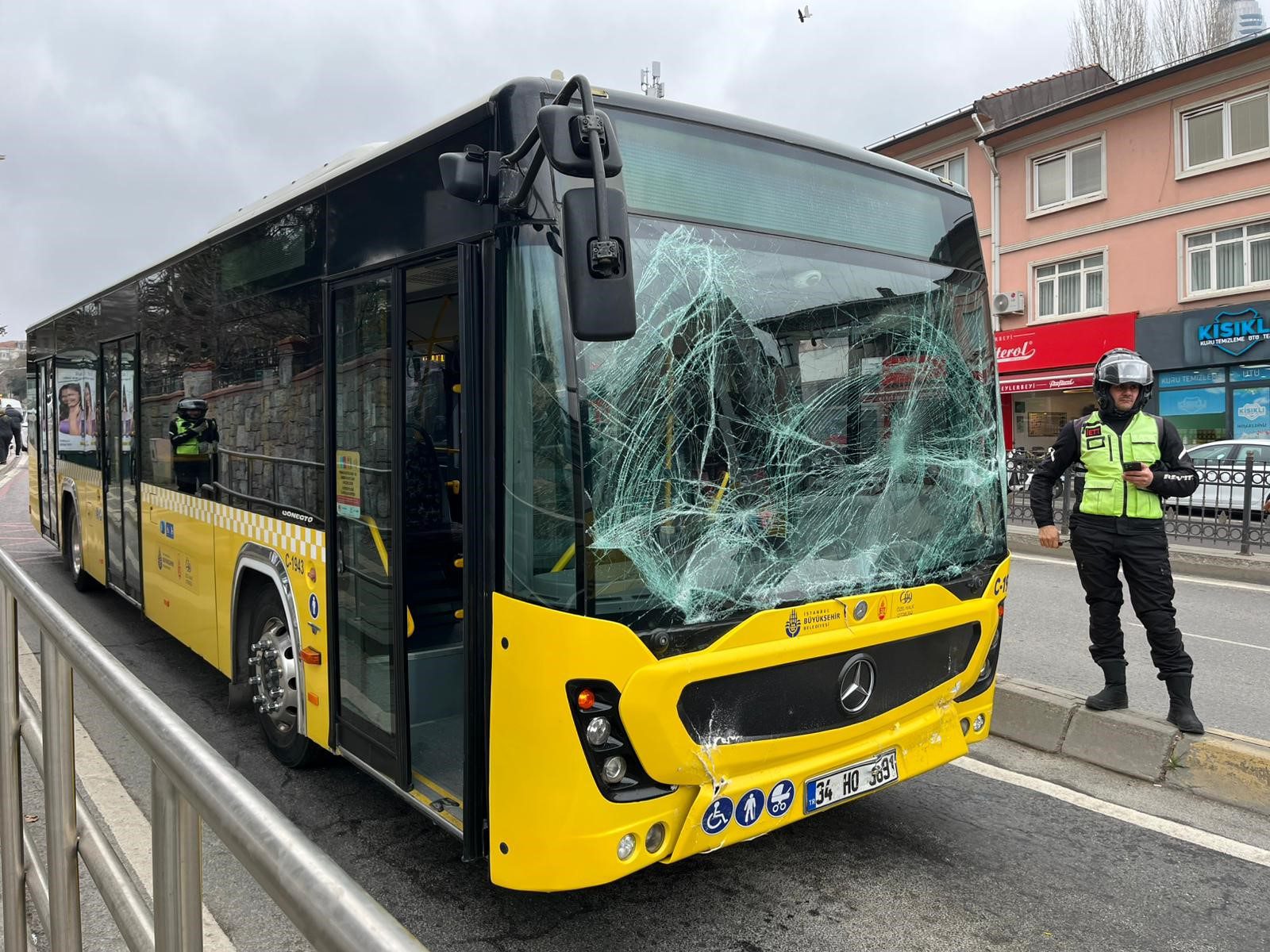 İstanbul Üsküdar'da İETT'ye bağlı özel halk otobüsü, önündeki otobüse çarptı.