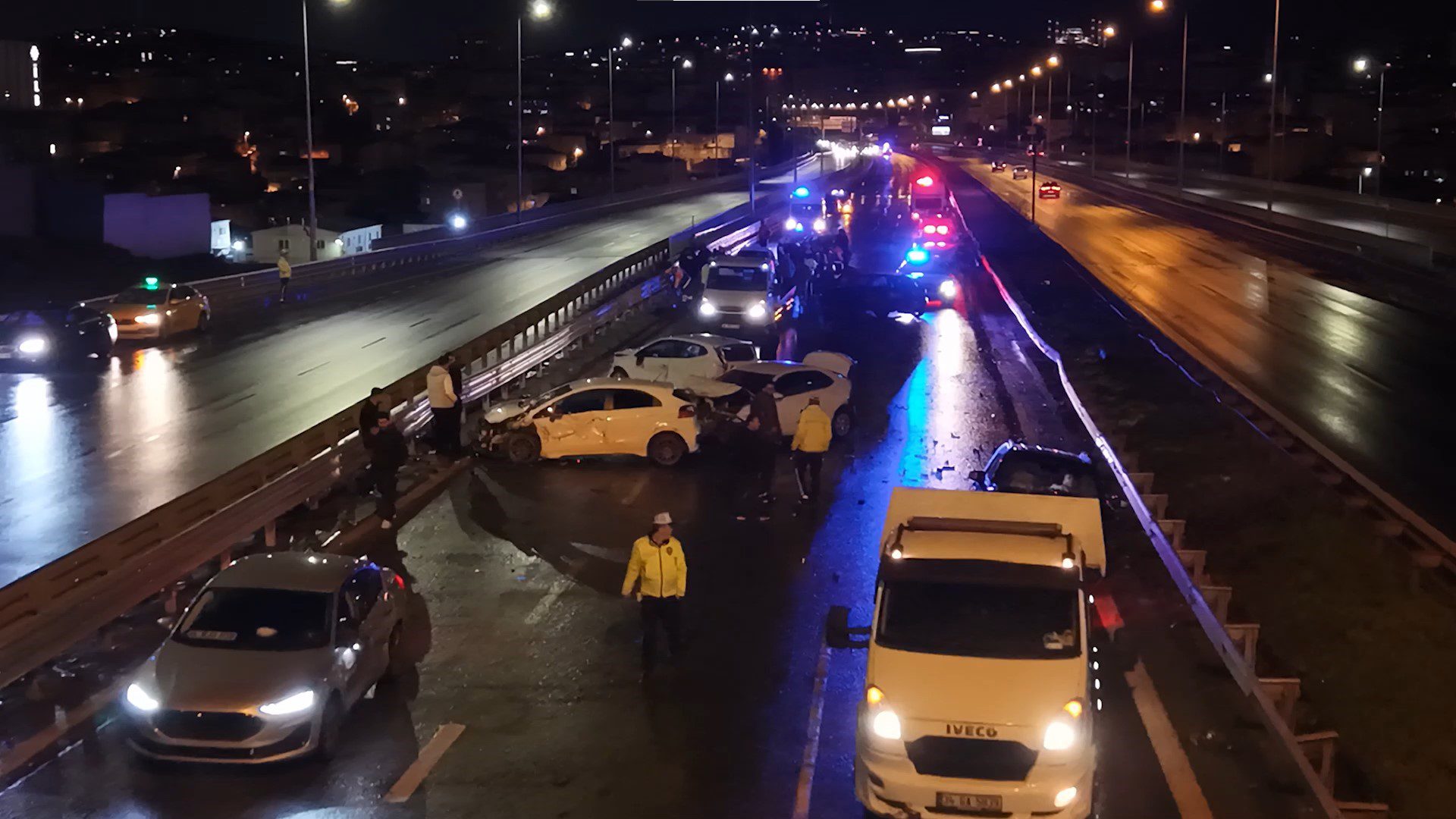 Ataşehir'de zincirleme trafik kazası meydana geldi. Yardım için duran araçlara