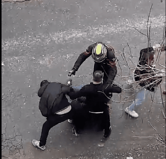 İstanbul'da iki sürücü arasında başlayan yol verme tartışması sopalı kavgaya