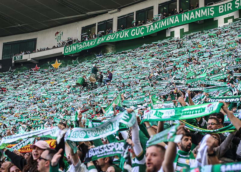 1. Lig'e yükselme sevinci yaşayan Bursaspor'da satışa sunulan kombineler tükendi.