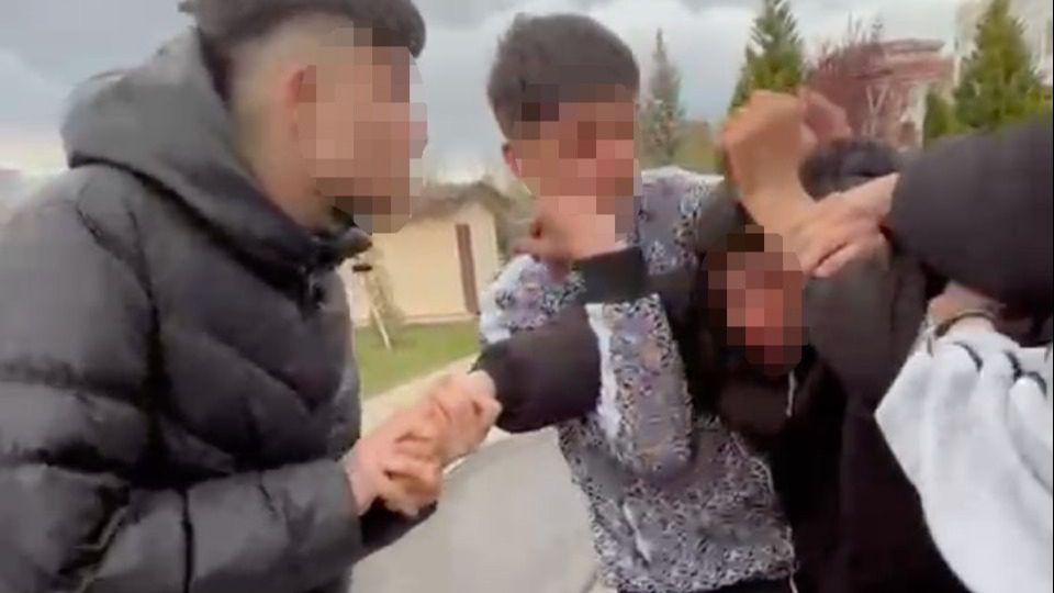 Eskişehir'de parkta bulunan bir çocuk, kendi yaşıtları tarafından akran zorbalığına