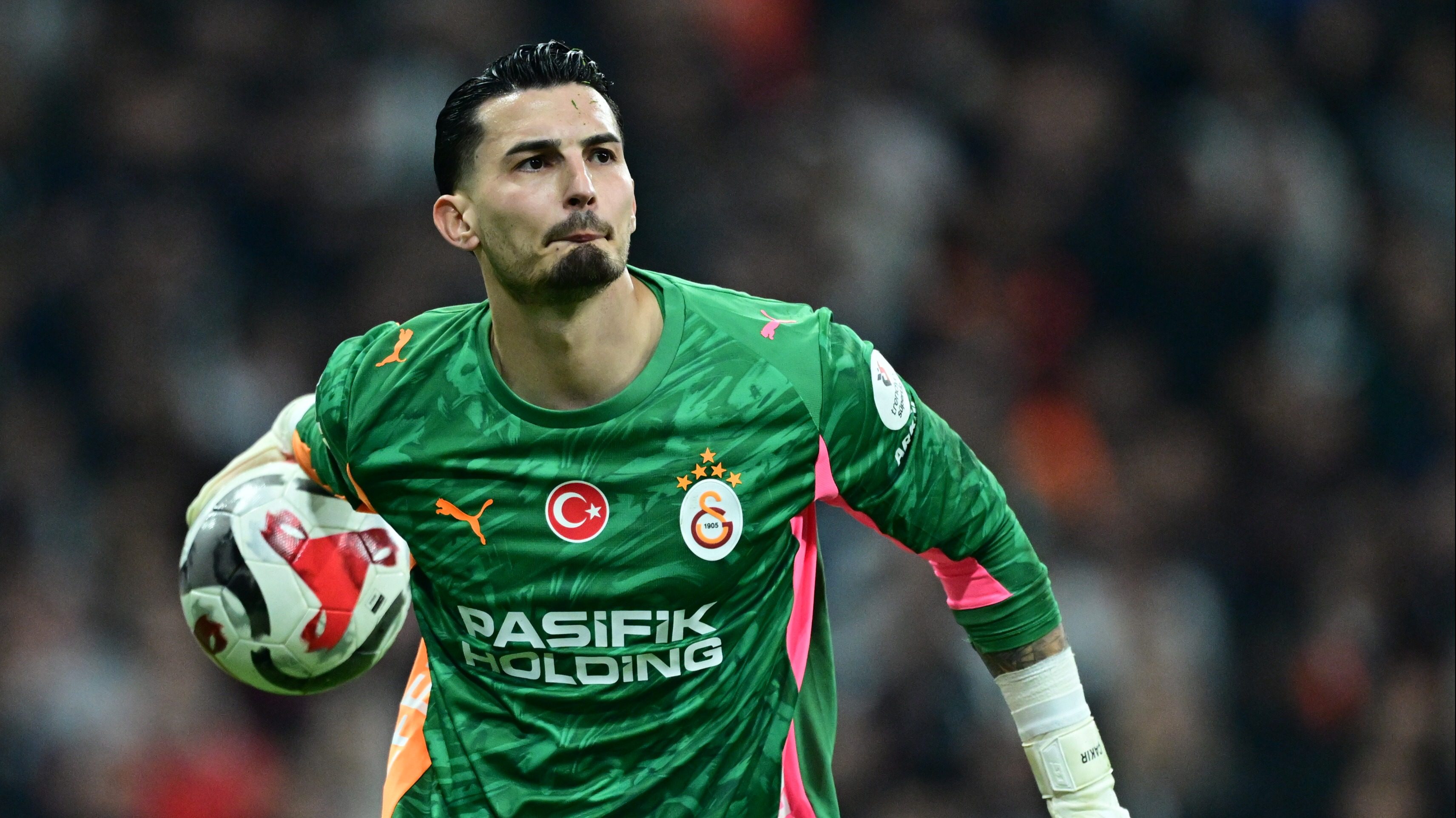 Uğurcan Çakır, Avrupa'da ve milli takımda gösterdiği performansla dünya devlerinin