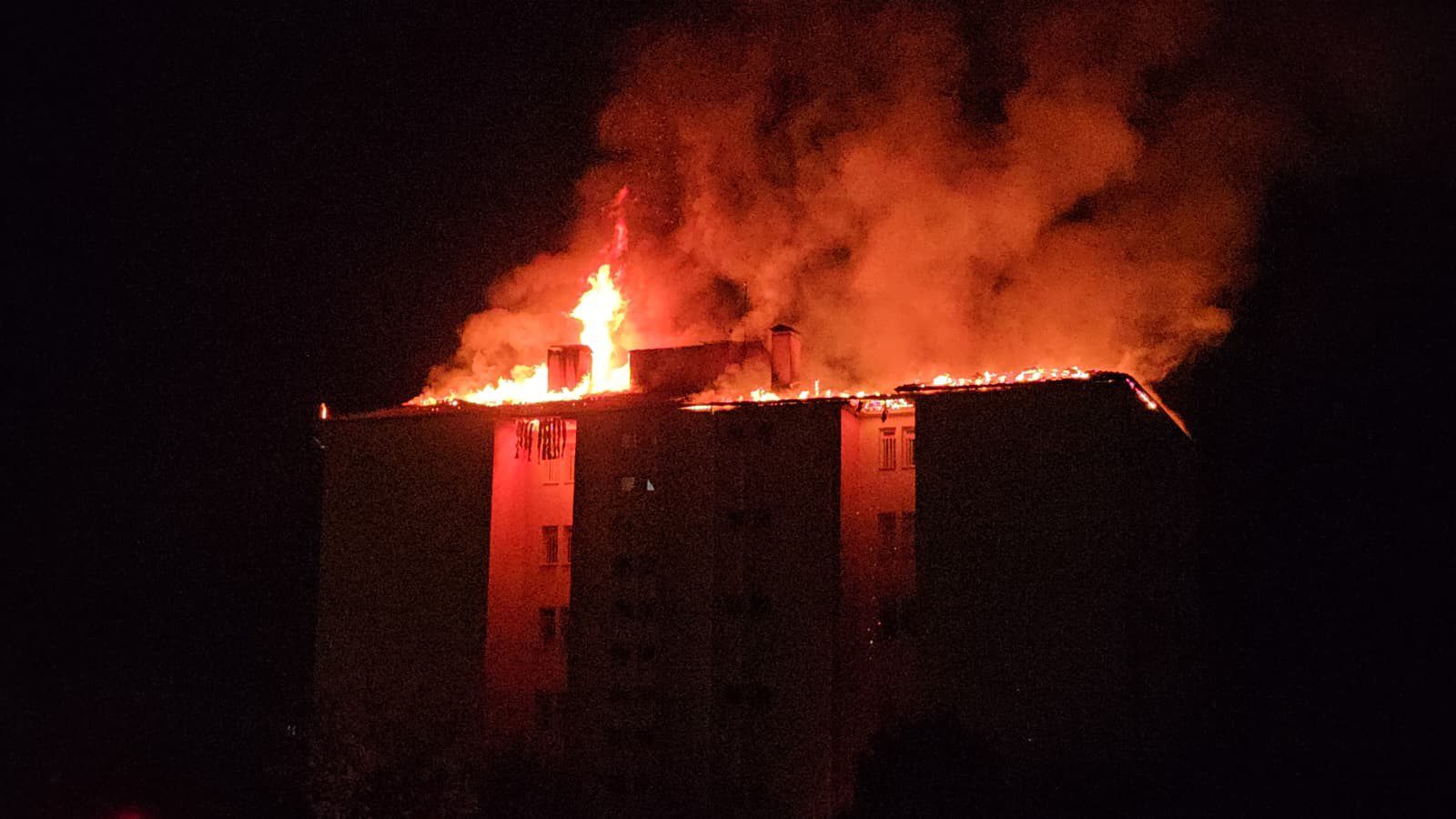 Aydın'ın Nazilli ilçesinde bir liseye ait yurdun çatısında çıkan yangın,