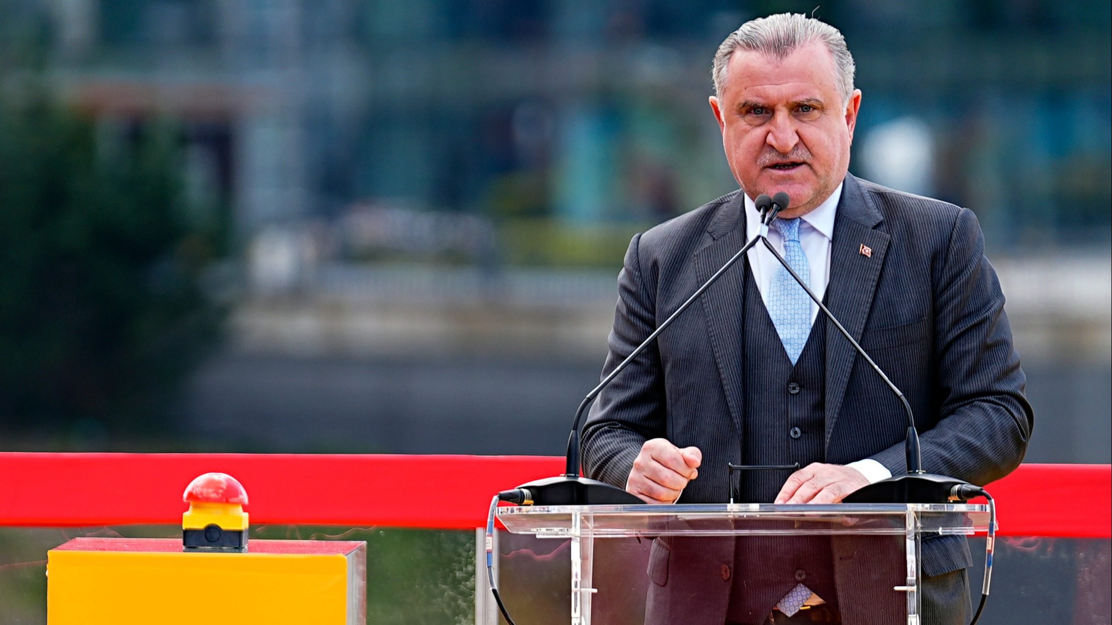 Gençlik ve Spor Bakanı Osman Aşkın Bak, “Şampiyon Cimbom” ifadesiyle