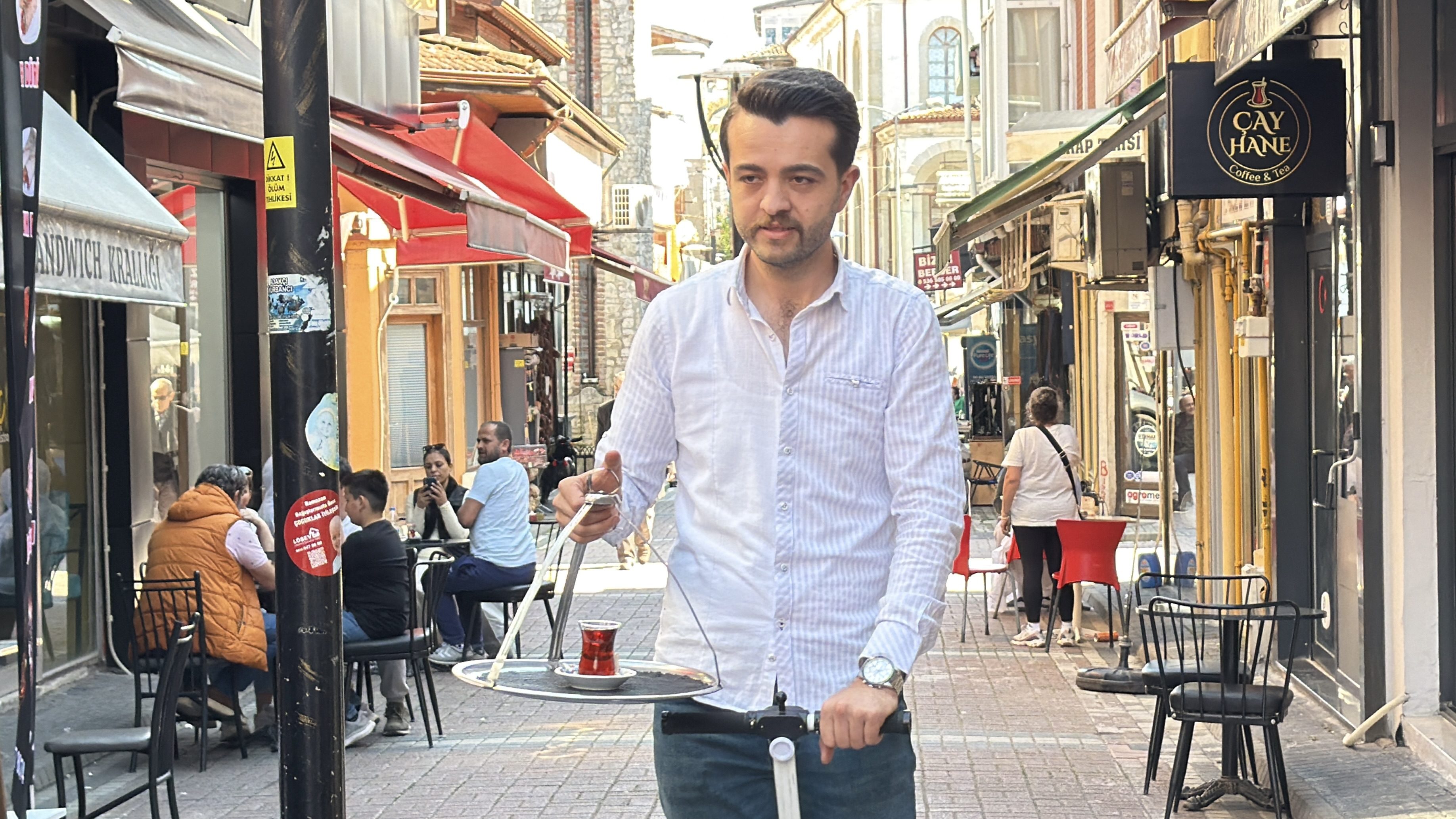 Bartın'da çay ocağı işleten Basri Akbıyık, günde 20'den fazla esnafa