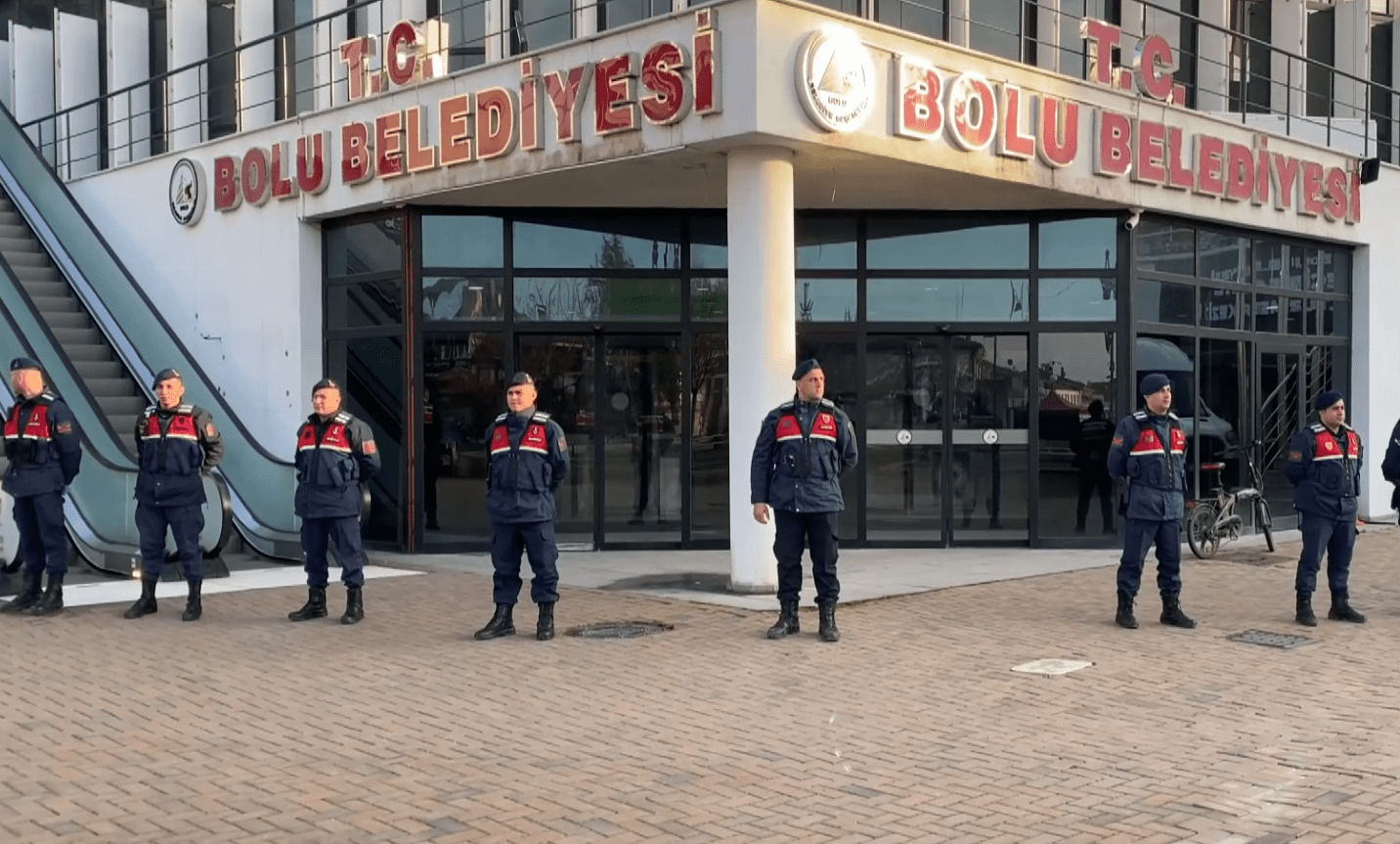 Bolu Belediyesi'ne yönelik yürütülen "irtikap" soruşturma kapsamında, sabah saatlerinde belediye