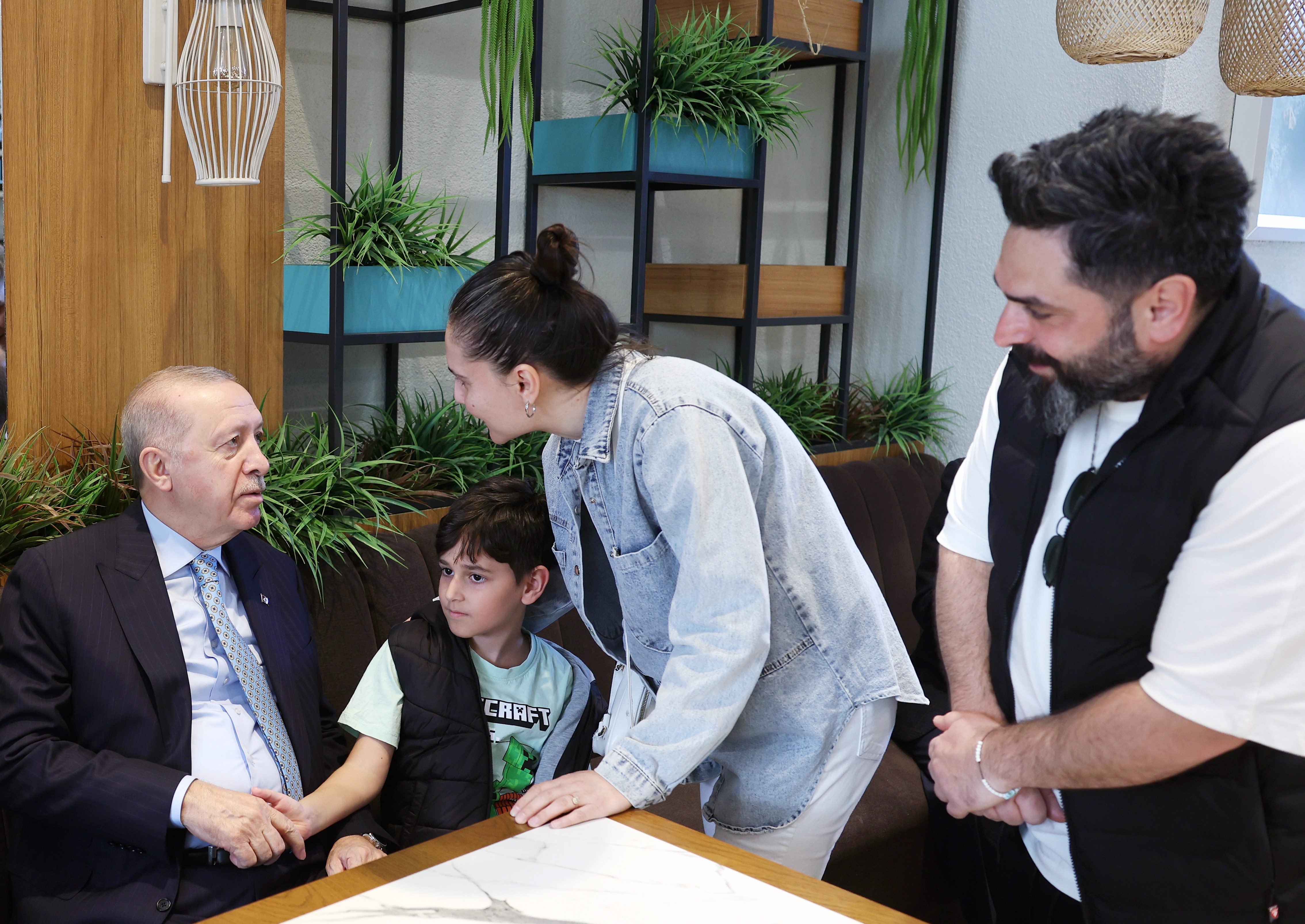 Cumhurbaşkanı Recep Tayyip Erdoğan, Beyoğlu'nda bir kafeyi ziyaret ederek vatandaşlarla