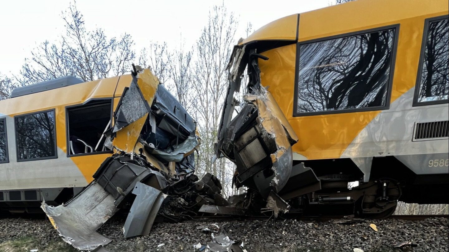 Danimarka’da iki trenin kafa kafaya çarpıştığı kazada dördü ağır olmak