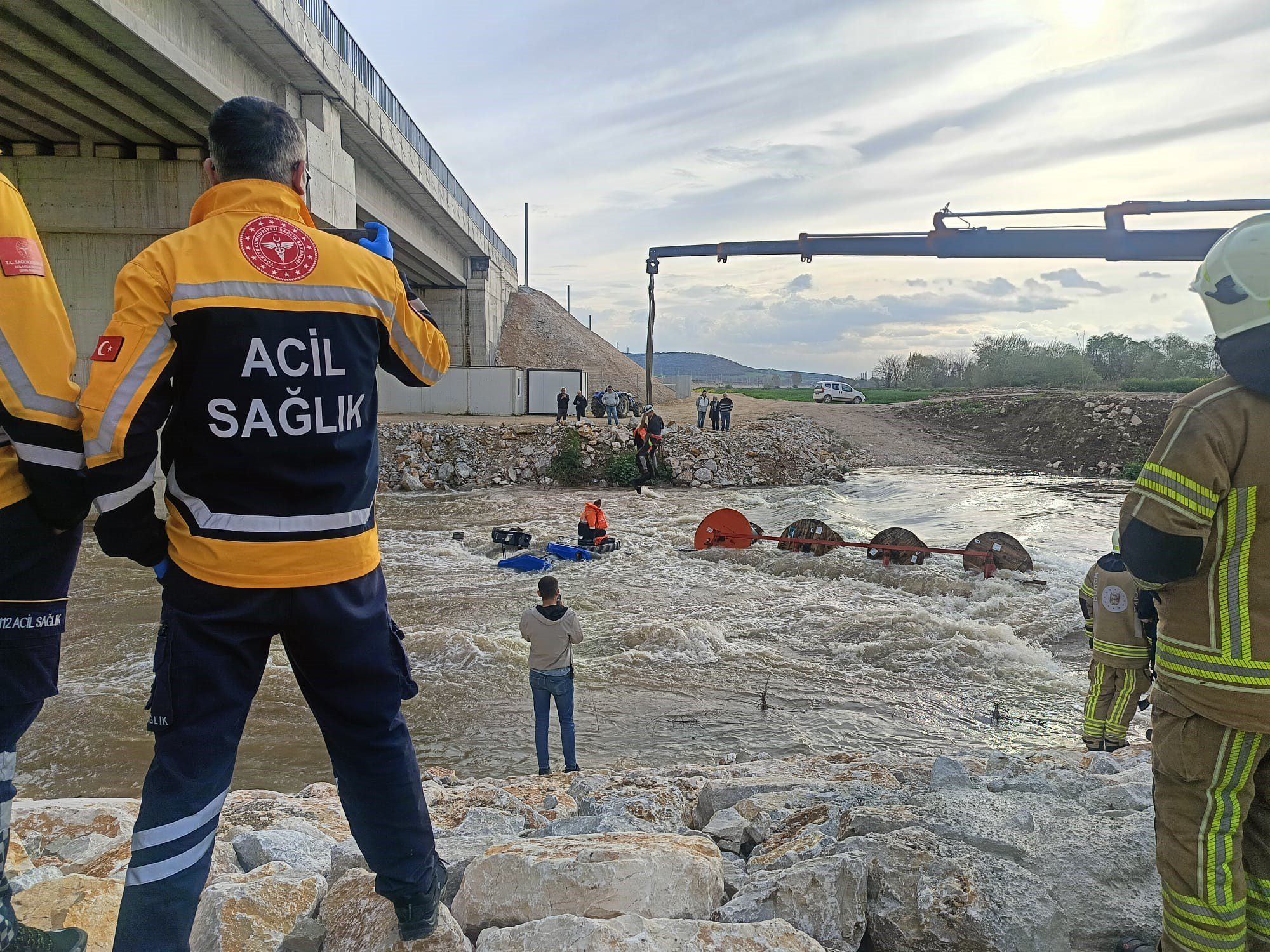 Bursa'da dereyi traktörle geçmek isteyen 10 işçi, aracın devrilmesiyle mahsur