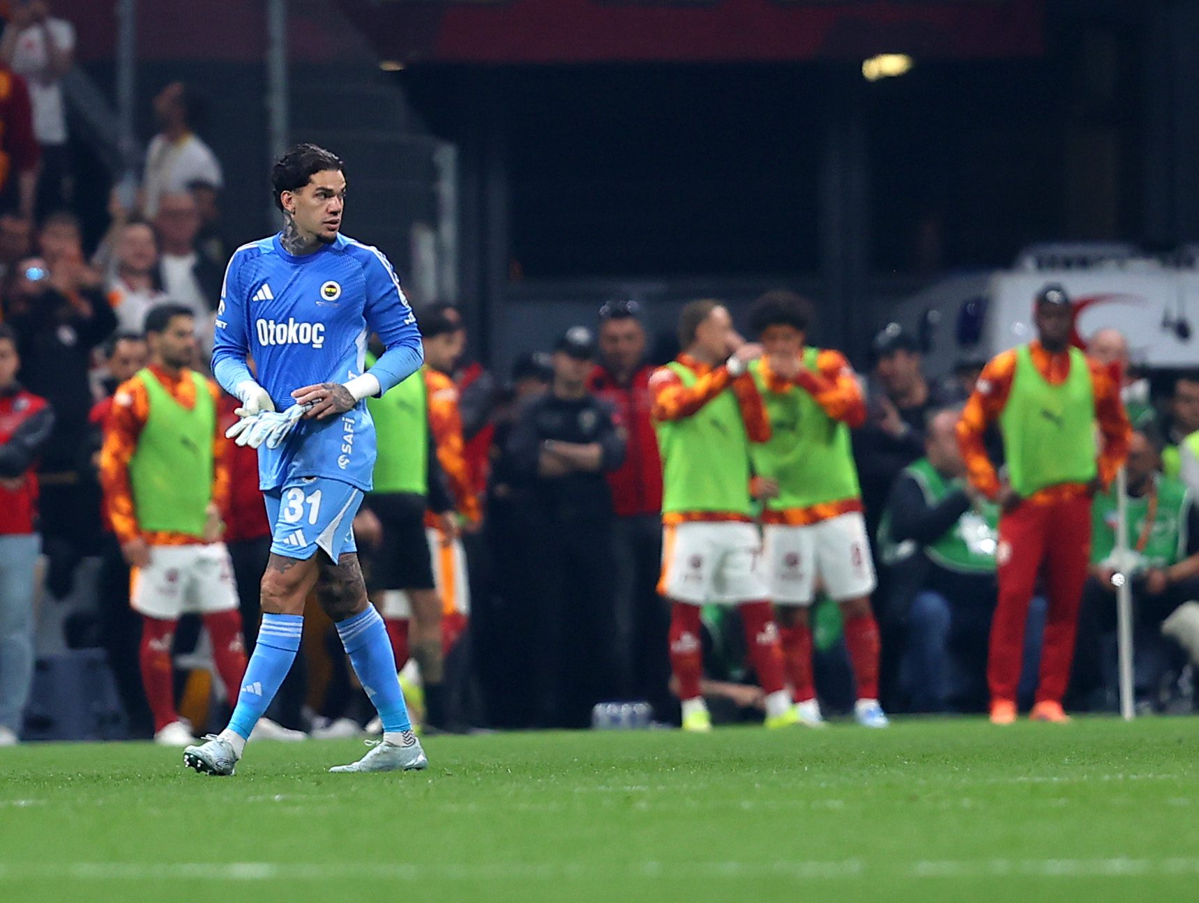 Galatasaray-Fenerbahçe maçında gördüğü kırmızı kartla maçın gidişatına etki eden kaleci