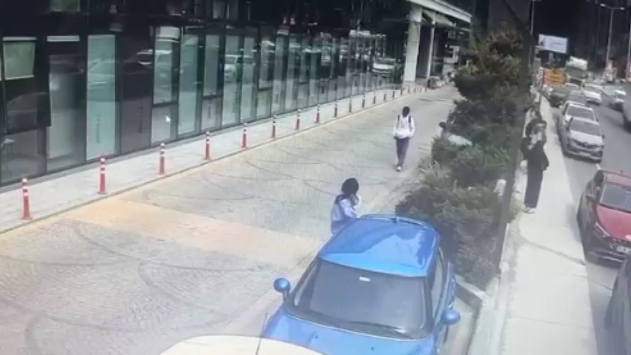 İstanbul'da bir genç kız aracına bindiği sırada bıçaklı ve maskeli