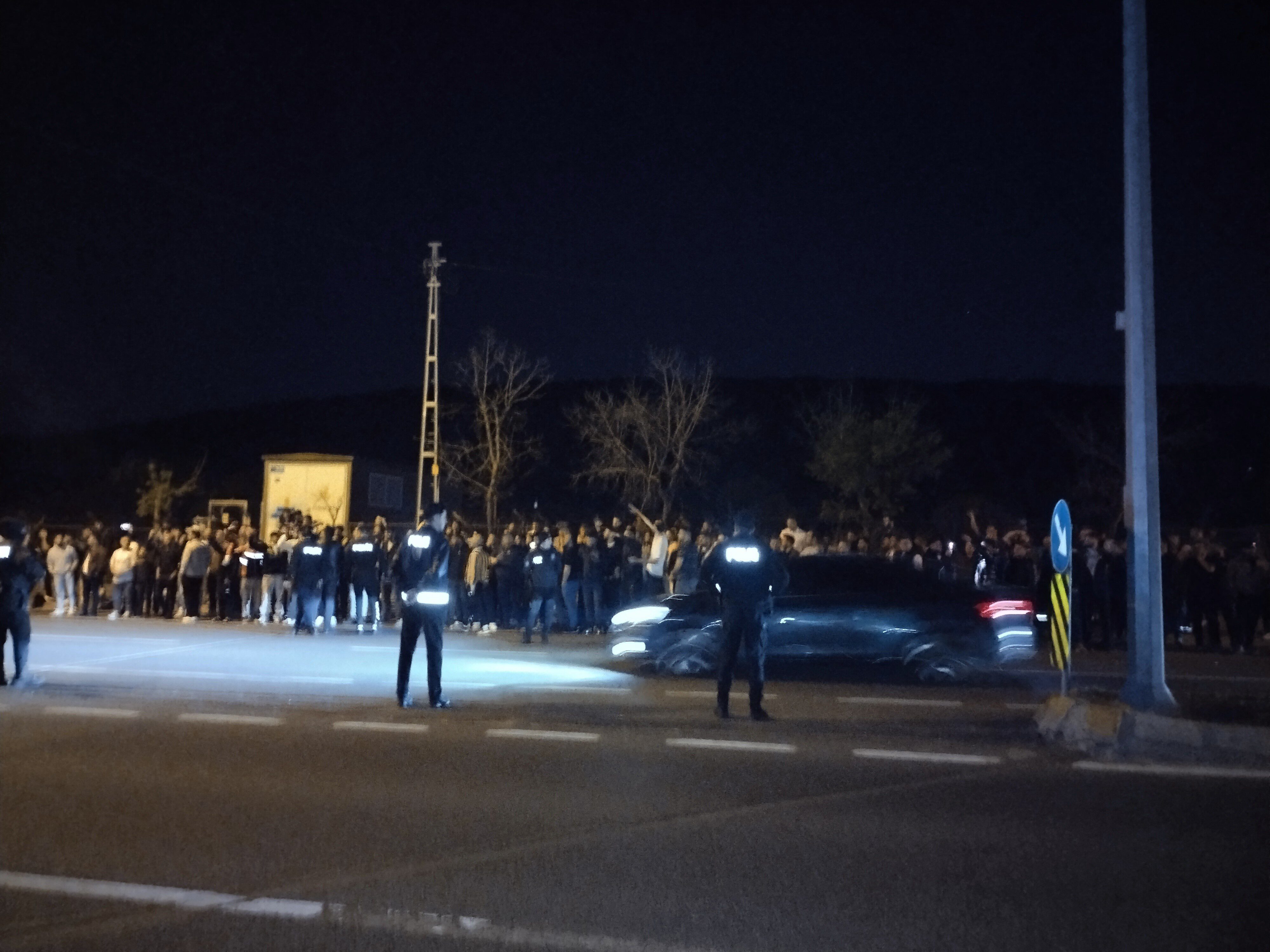 Samandıra'da Fenerbahçeli taraftarlar kendi takım otobüslerini taşladı. Sarı lacivertli taraftarlar