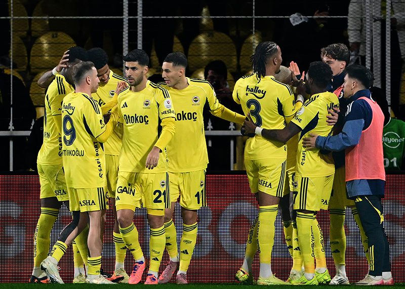 Ligdeki şampiyonluk yarışında 4 puan geriye düşen Fenerbahçe, derbi öncesinde