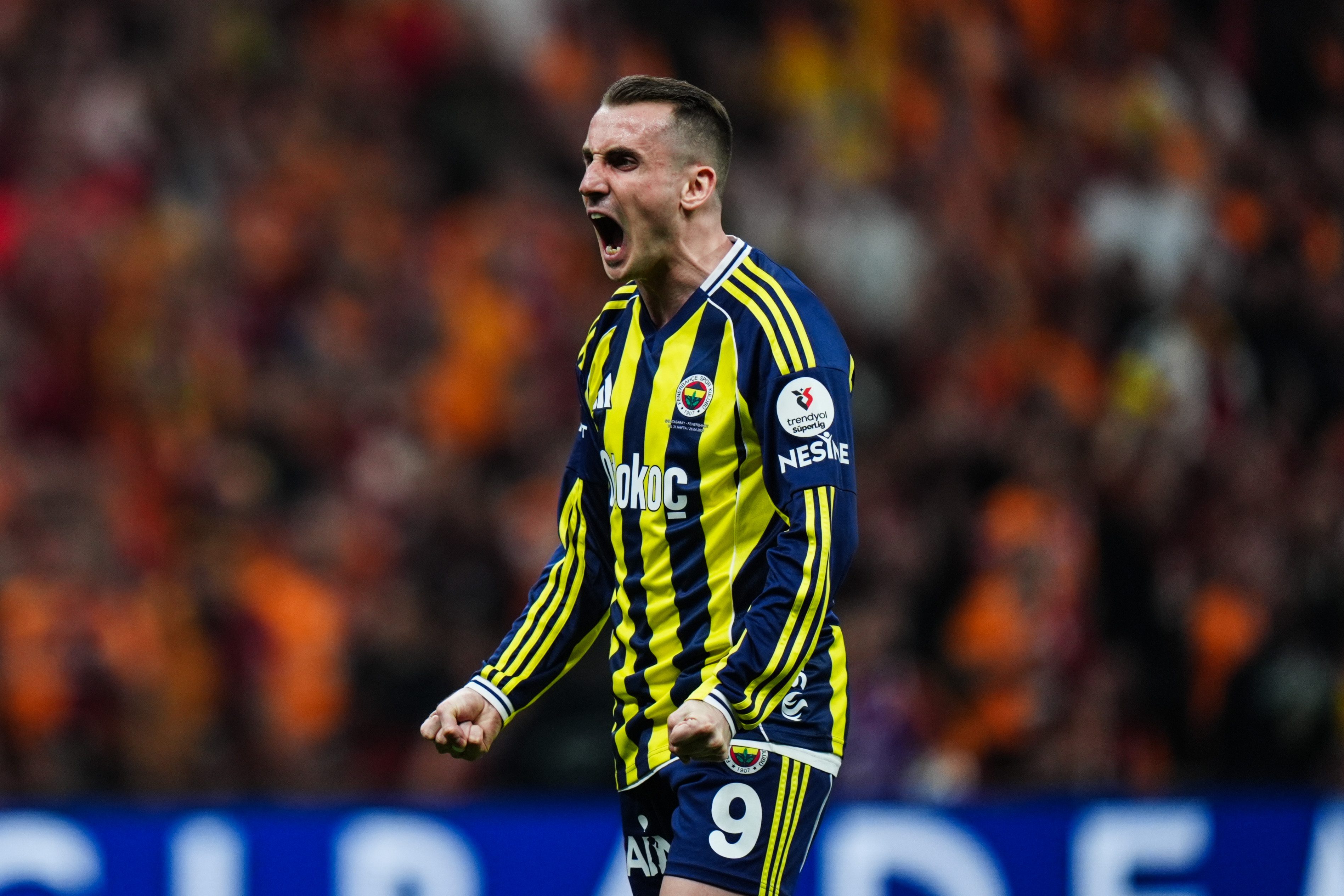 Fenerbahçe'nin futbolcuları Kerem Aktürkoğlu ve İsmail Yüksek, Galatasaray maçı sonrası