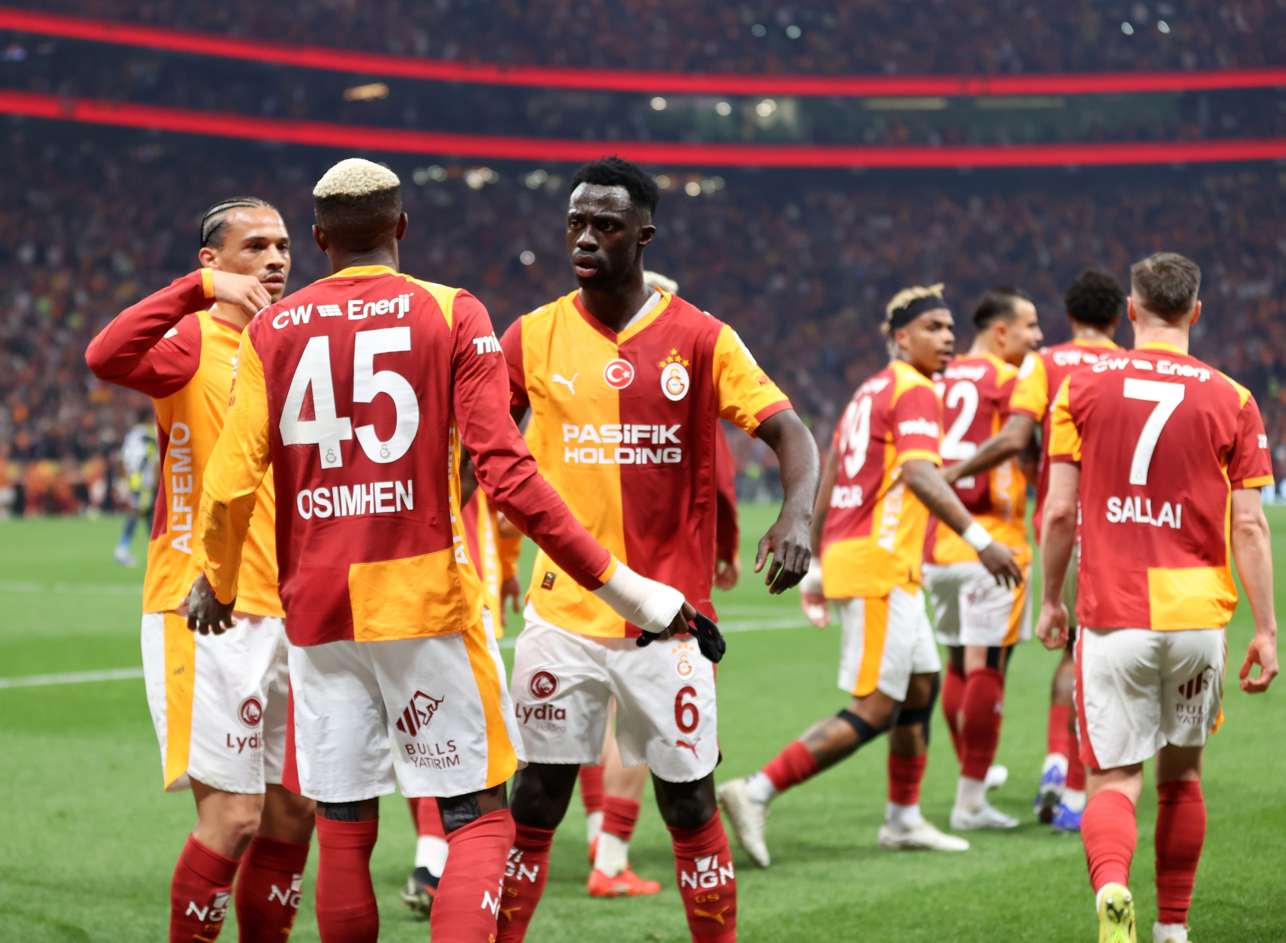 Galatasaray, Süper Lig'in 31. haftasında ağırladığı Fenerbahçe'yi yenerek zirvede farkı