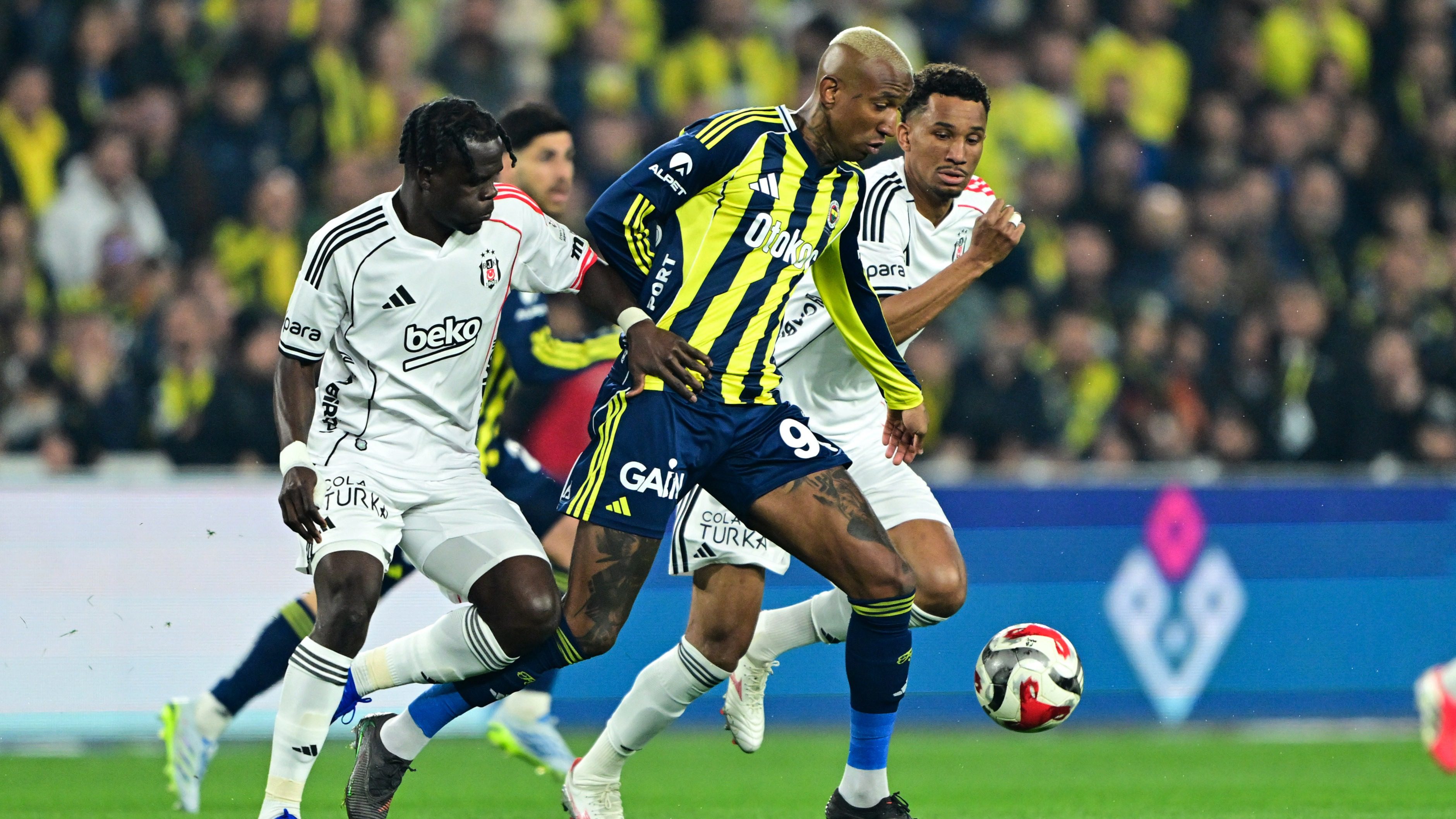Süper Lig'in 28. haftasında Fenerbahçe, son dakikada bulduğu golle Beşiktaş'ı