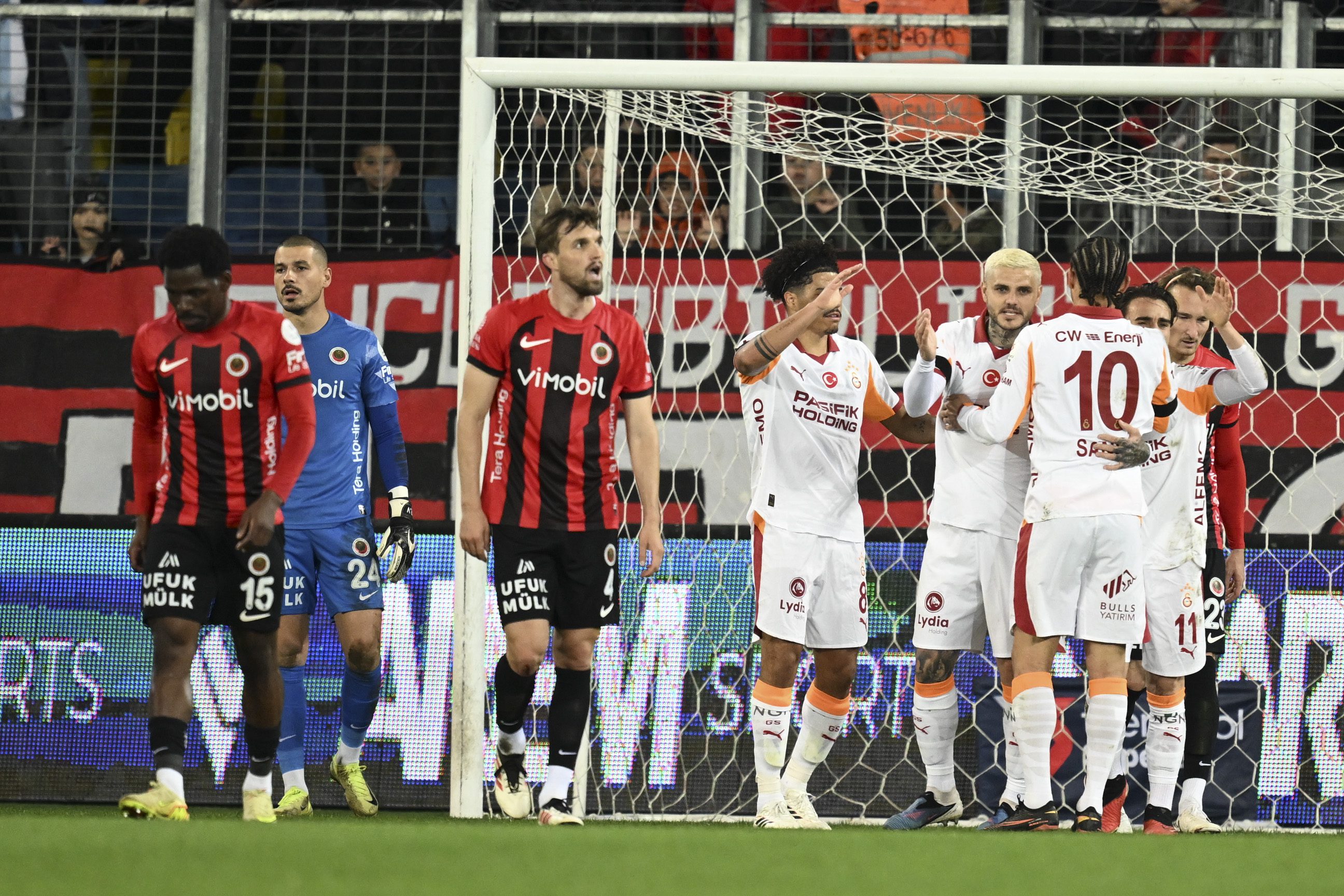 Günün spor sayfalarında, spor gündeminden en yeni gelişmeler ve transfer