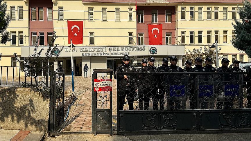 Şanlıurfa Halfeti Belediyesi'ne yönelik düzenlenen operasyonda aralarında eski belediye başkanı