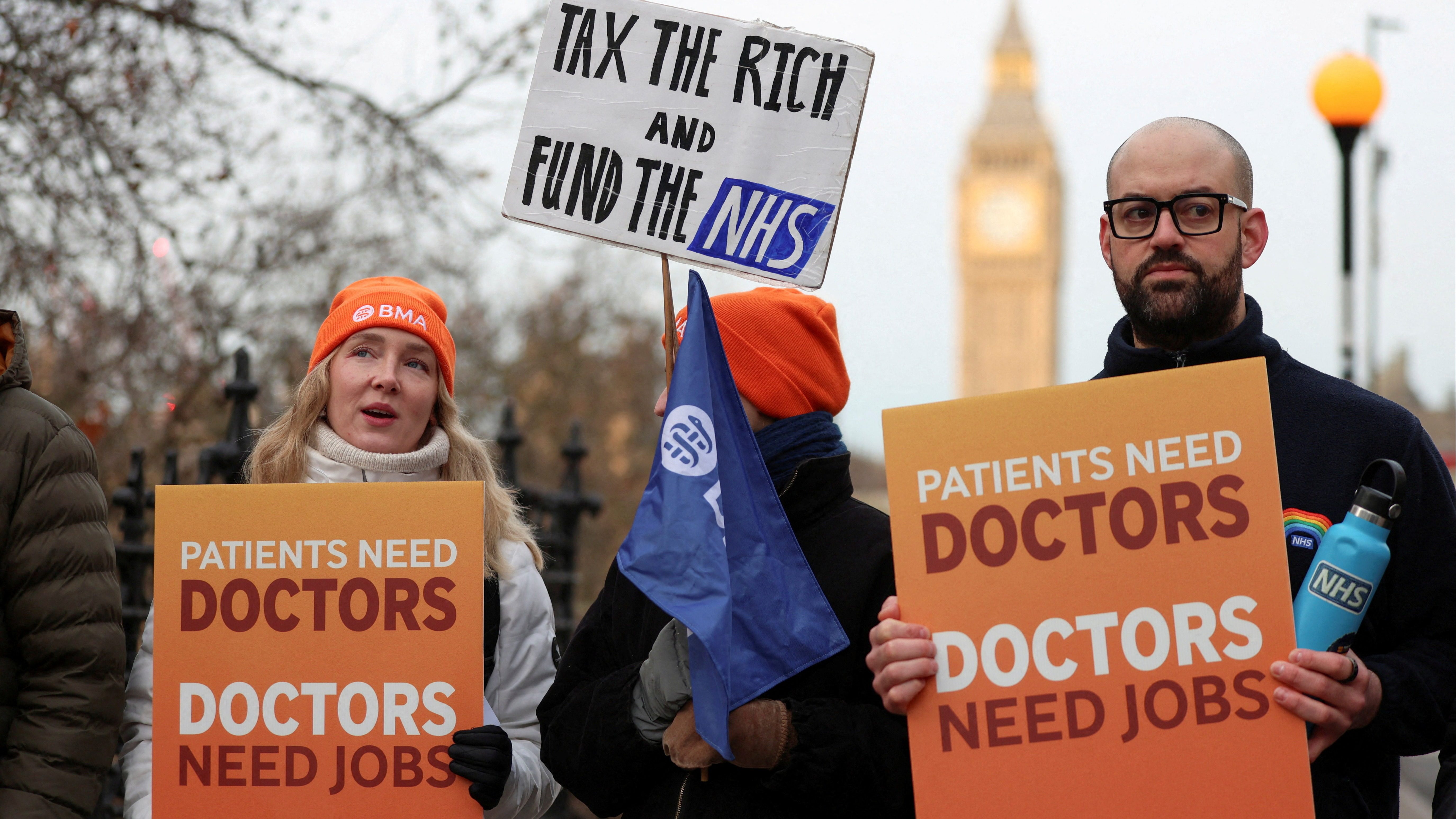 İngiltere’de asistan doktorlar, maaş ve çalışma koşullarına yönelik teklifin yetersiz