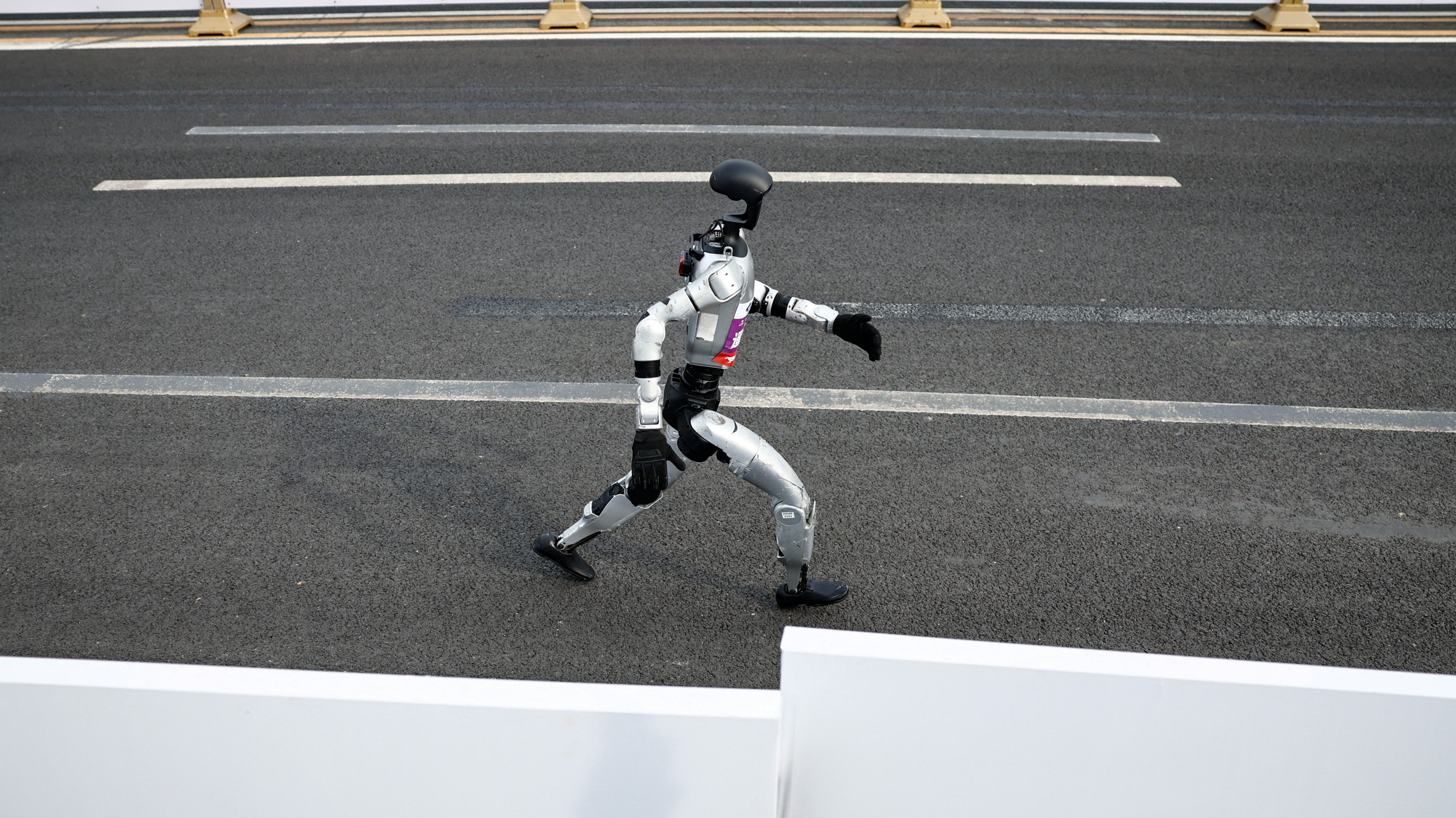 Çin'in başkenti Pekin'de düzenlenen “Pekin İnsansı Robot Yarı Maratonu”nda önemli