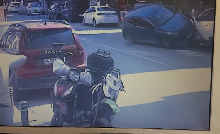 Küçükçekmece'de sürücüsünün direksiyon hakimiyetini kaybettiği otomobil, park halindeki cipe çarptıktan