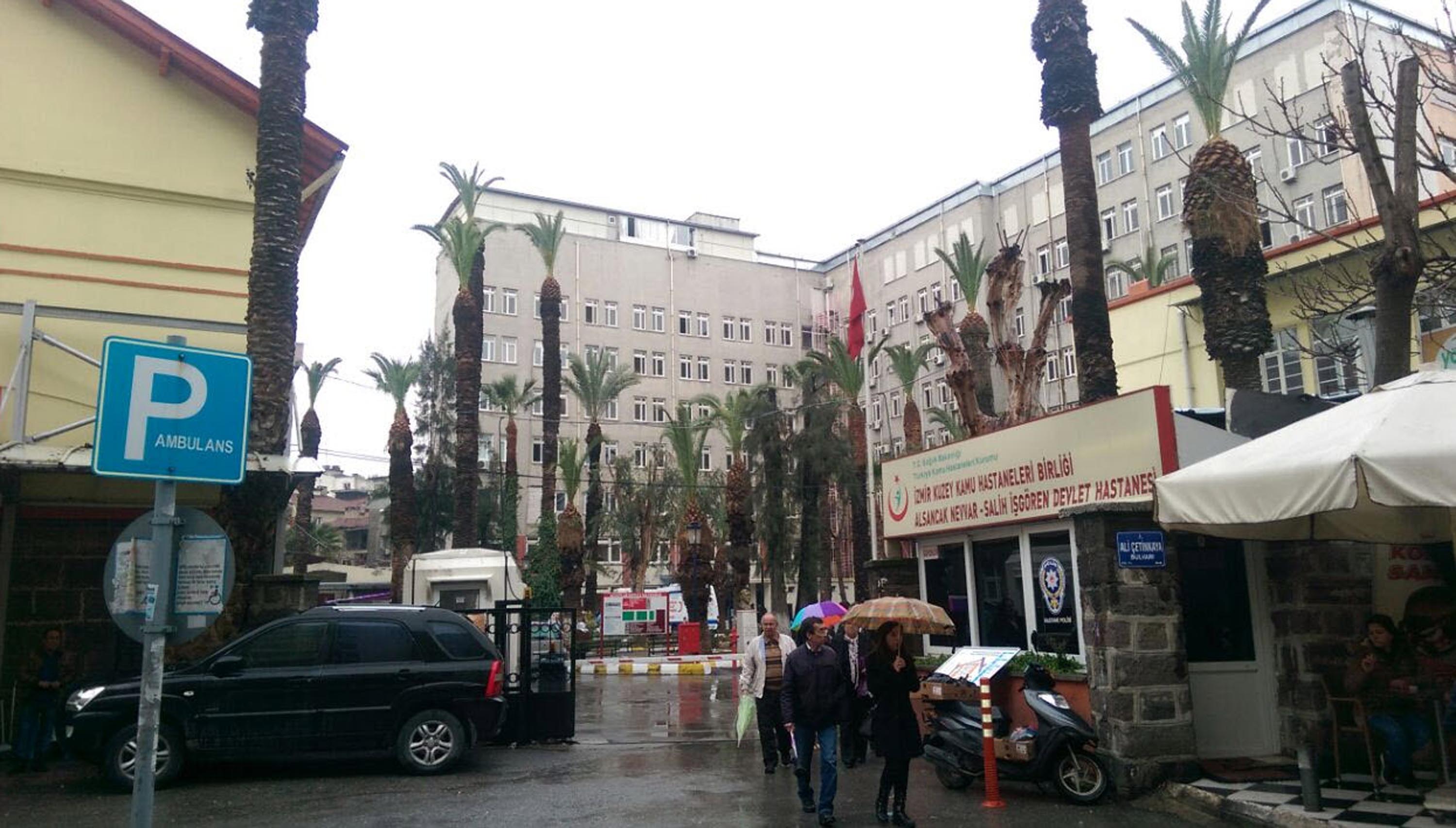 İzmir'in Gaziemir ilçesinde kalp krizinden hayatını kaybeden Sedat Yılmaz'ın annesi