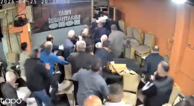 Sultangazi’de sokaktan geçen bir araçtan çıkan yüksek ses, kahvehanenin camlarını