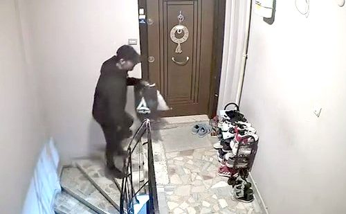 Avcılar’da apartmanlara giren şüpheli, katları tek tek dolaşarak kapıların önündeki