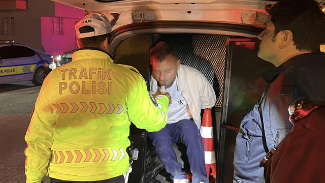 Kayseri'de, polisin ‘dur’ ihtarına uymayan T.Ö., otomobiliyle kaldırıma çarpınca yakalandı,