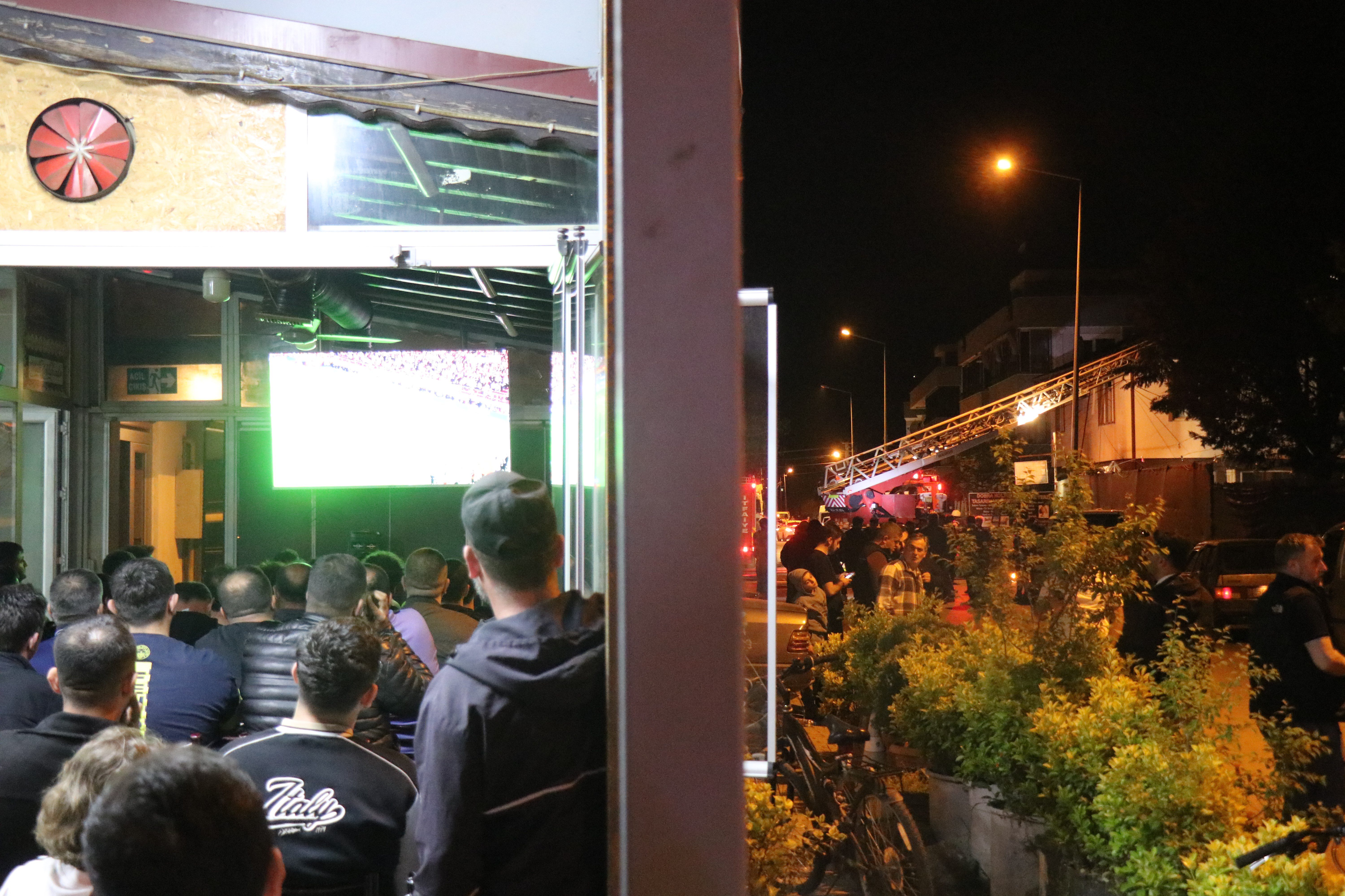 Sakarya’nın Serdivan ilçesinde park halindeki araçların bulunduğu noktada çıkan yangın,
