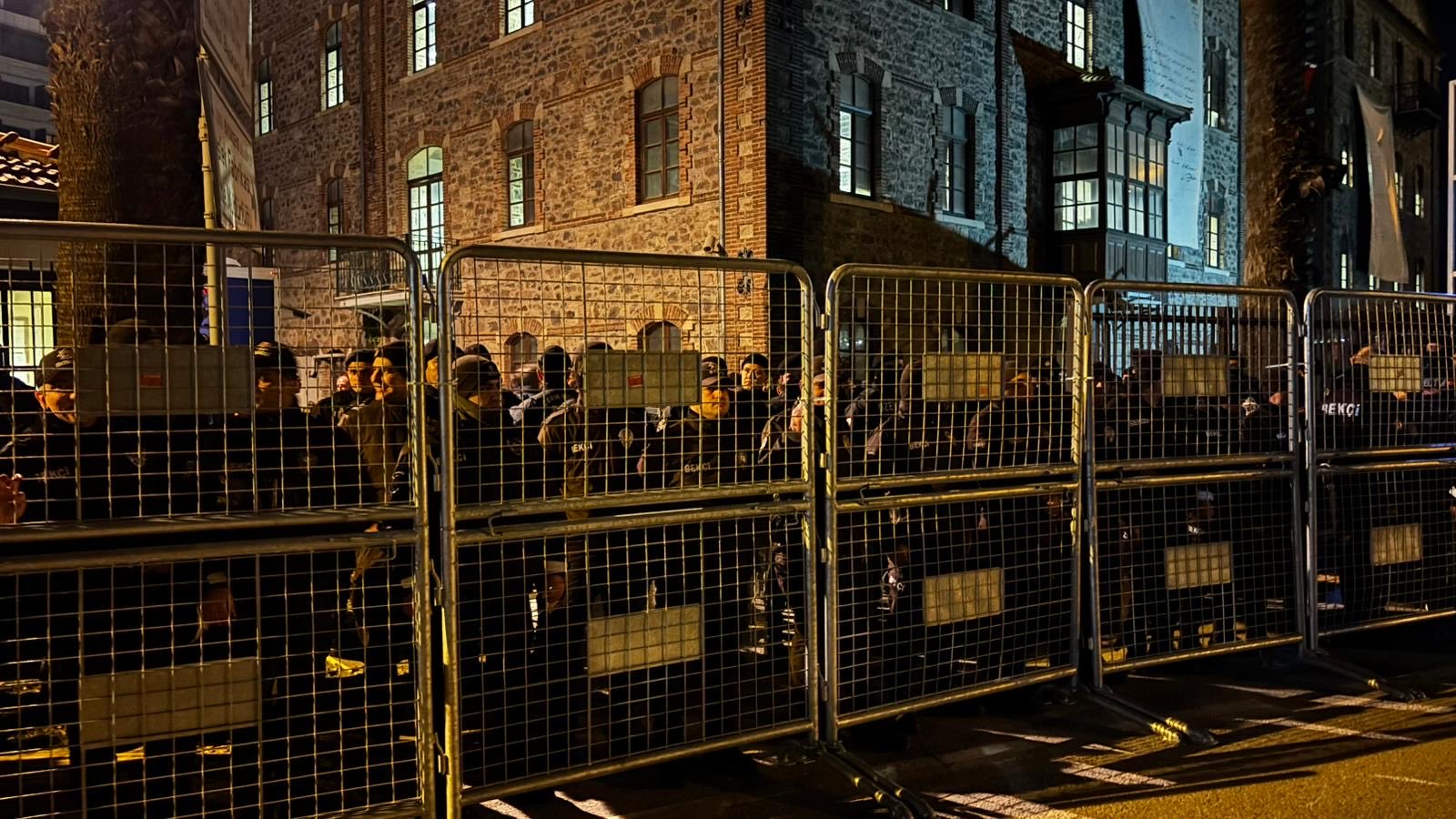 İzmir'deki Meslek Fabrikası için tahliye süresi doldu ve polis ekipleri
