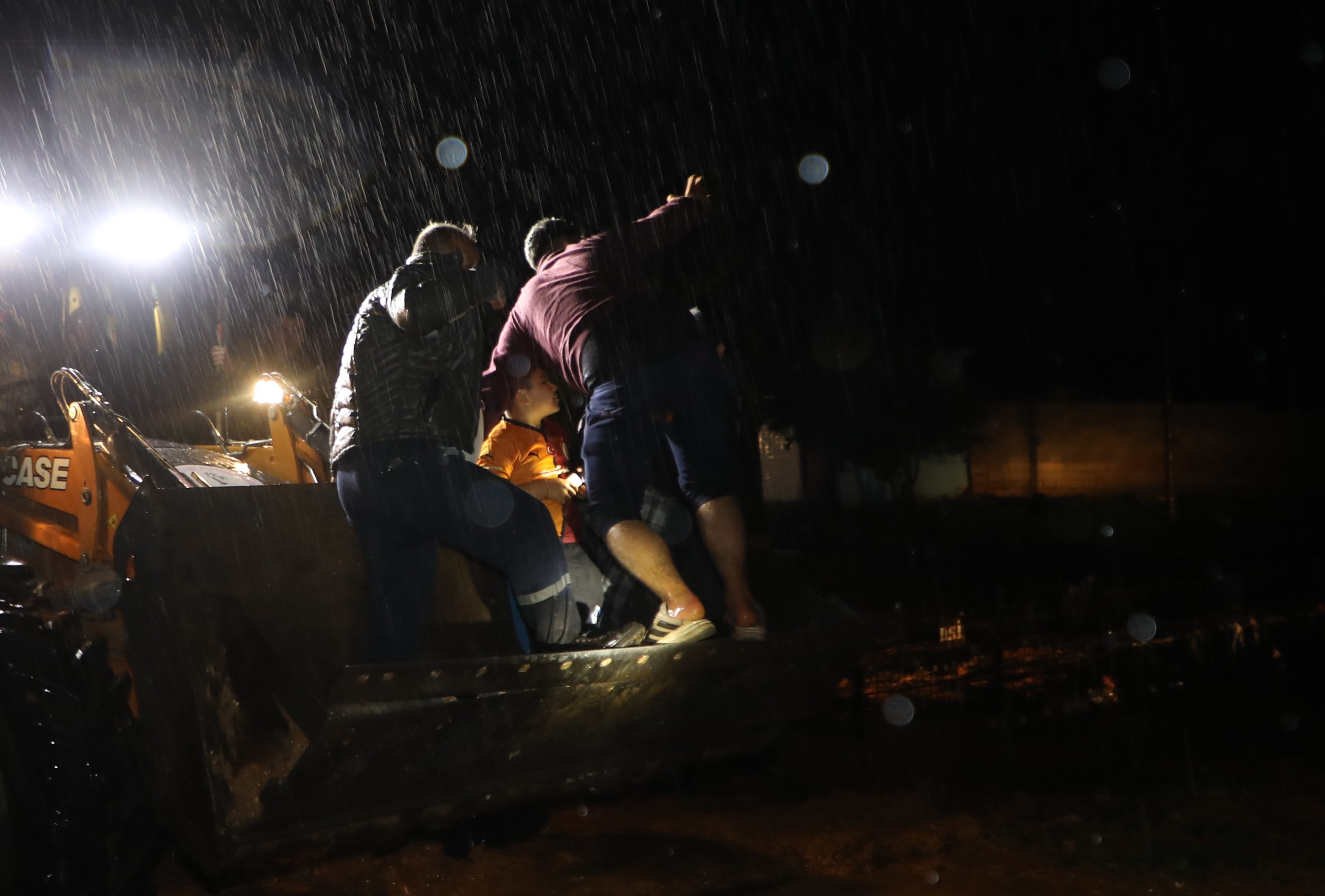 Nizip'te etkili olan sağanak ve dolu sonrası kırsal mahallede dereler