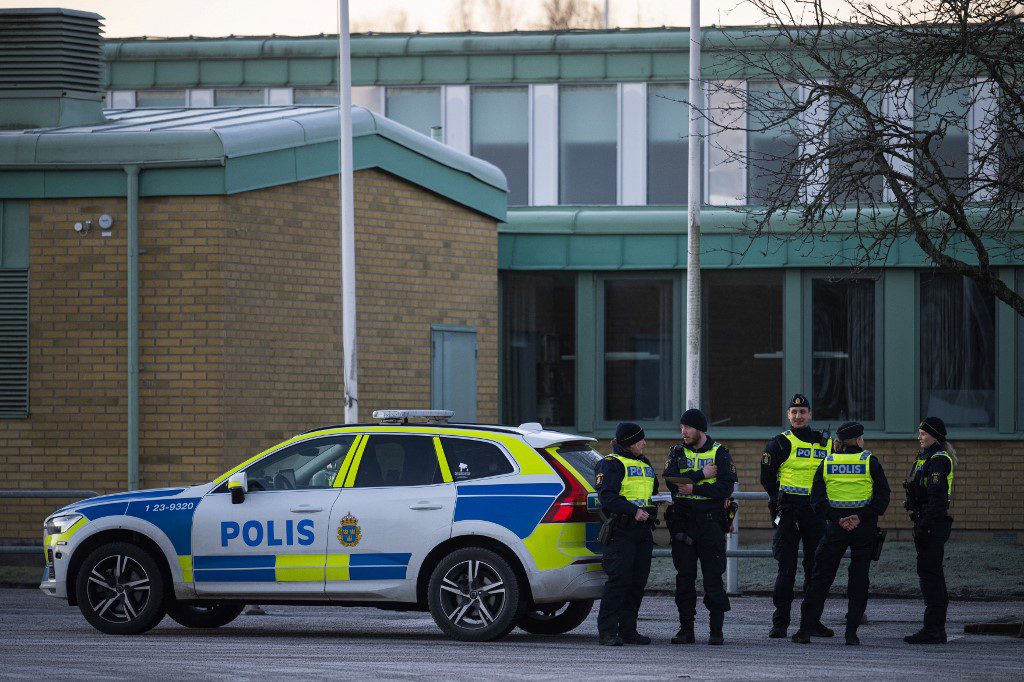 Polisin saldırı tehditi üzerine harekete geçmesiyle  Borlange kasabasında eğitime