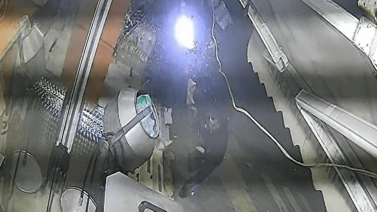 Sivas'ta bir yaya, yol kenarındaki iş yerlerine çarparak devrilen otomobillin