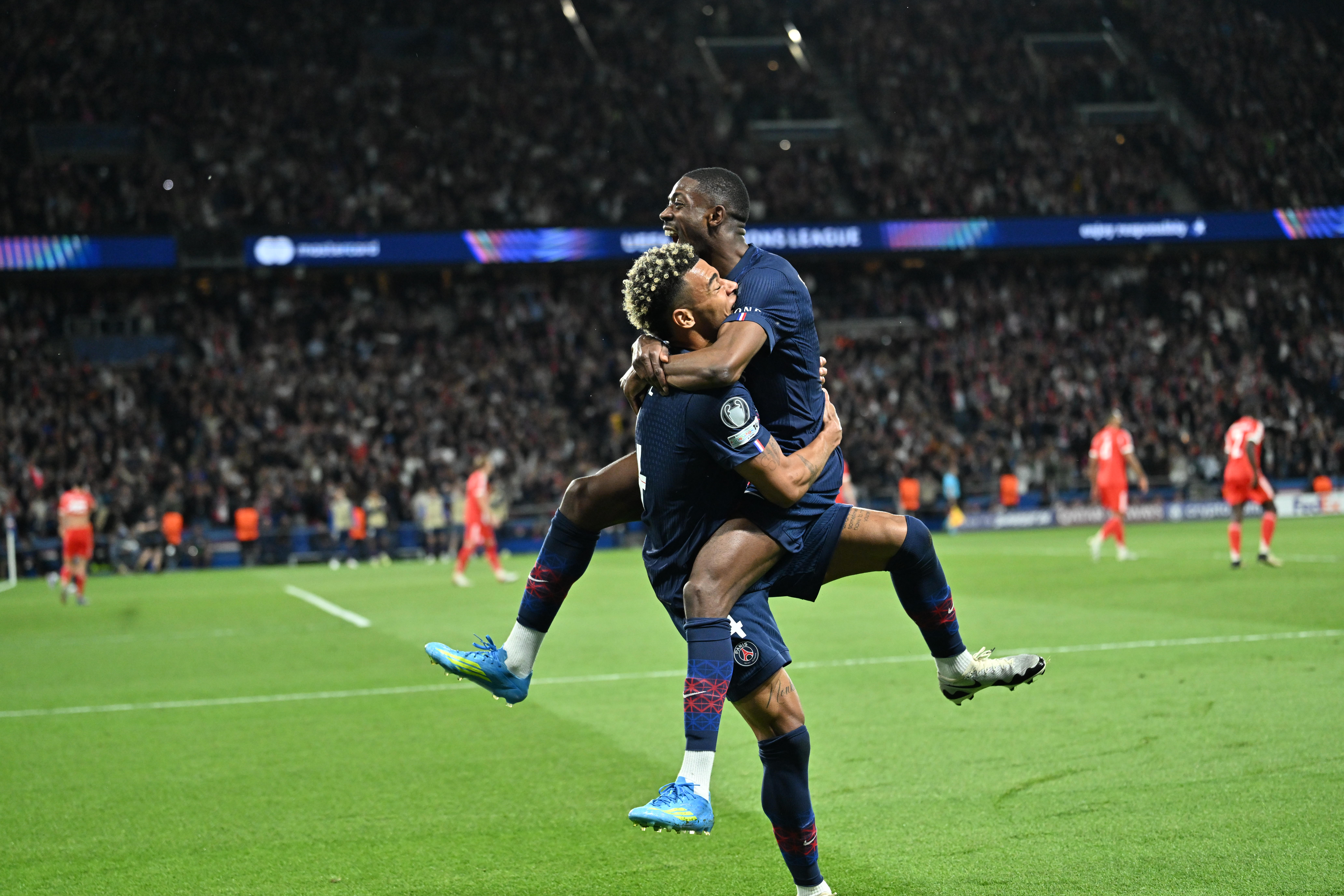 Şampiyonlar Ligi yarı finalinde Paris Saint-Germain, Bayern Münih'i 5-4 yendi.