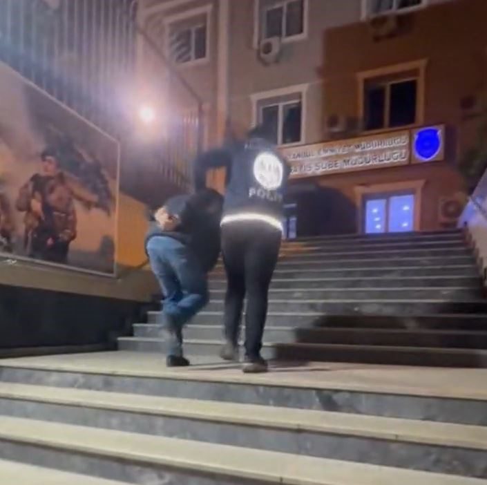 İstanbul'da sosyal medyada polis yeleği giyerek yayın yapan bir kişi