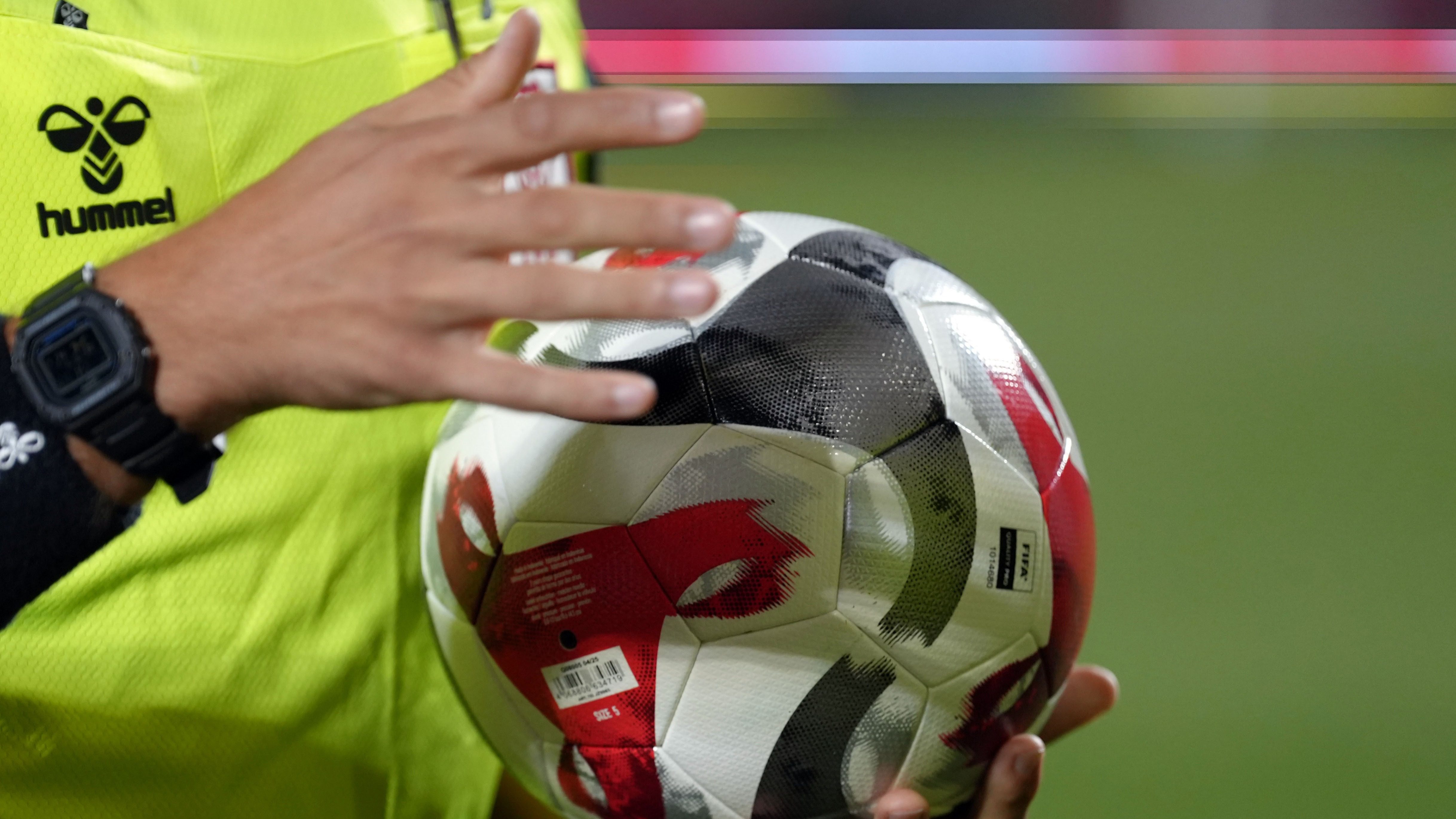 Süper Lig'in 28. haftasında oynanacak iki derbinin hakemleri açıklandı.