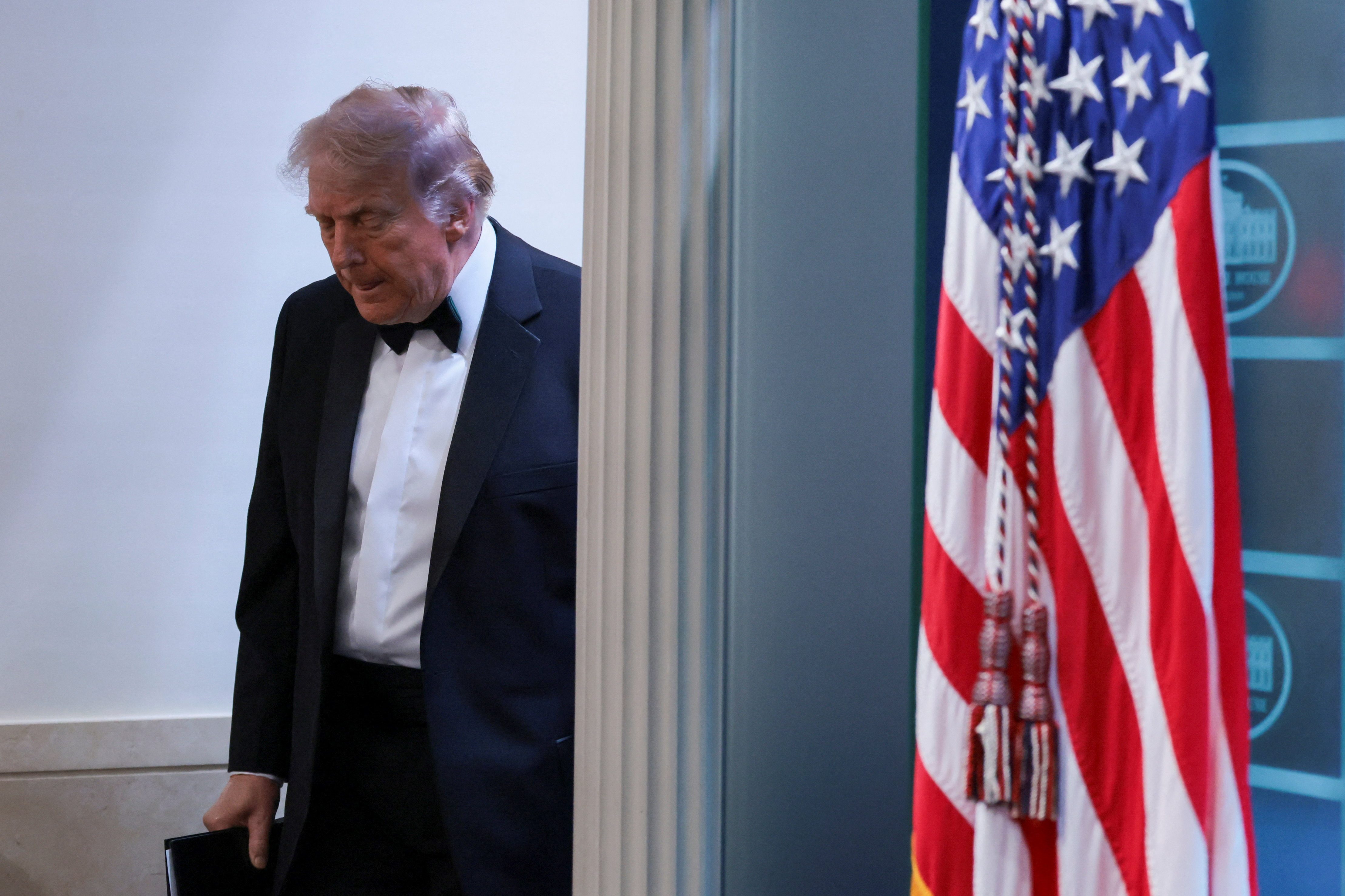 ABD Başkanı Donald Trump, Beyaz Saray Muhabirleri Derneği'nin yemeğinde silahlı