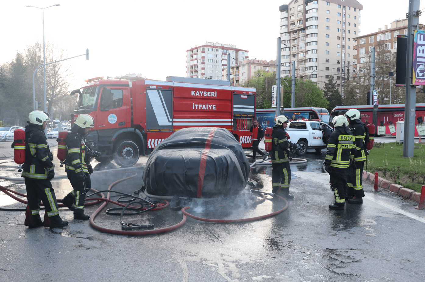 Kayseri'nin merkez Melikgazi ilçesinde elektrikli araçta çıkan yangın, battaniye yöntemiyle