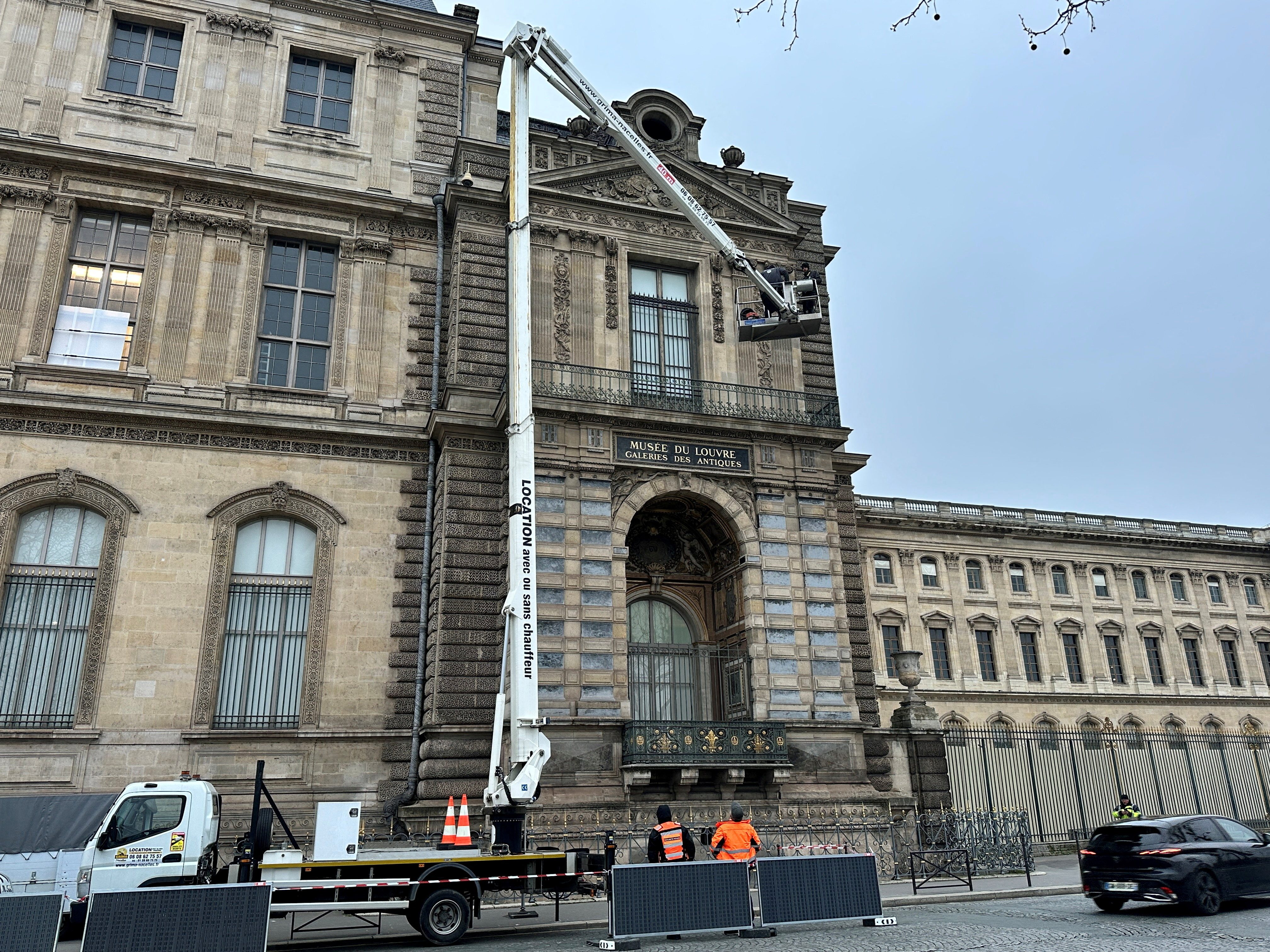 Geçen yıl Paris’teki Louvre Müzesi’nde yaklaşık 100 milyon dolar değerindeki